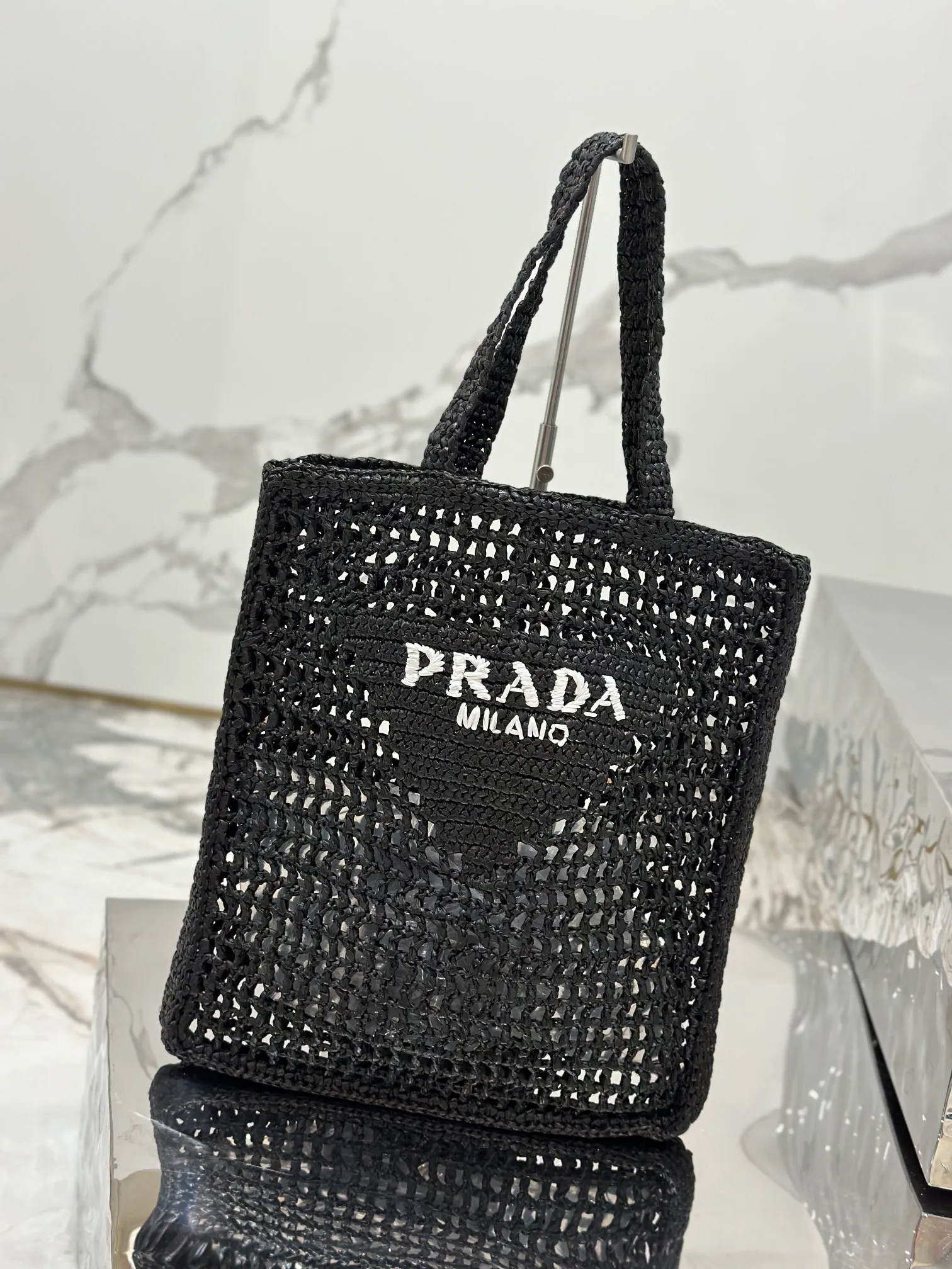💰1160🌟Raffia woven tote bag This soft deconstructed tote bag is made of raffia fiber material. The light and natural material expresses the summer mood. The iconic house triangle logo is reinterpreted and decorates the front of the bag, with an embroidered lettering logo in the center to evoke the brand's style. Dimensions: length 36x height 38x bottom 3cm Style number: 1BG393