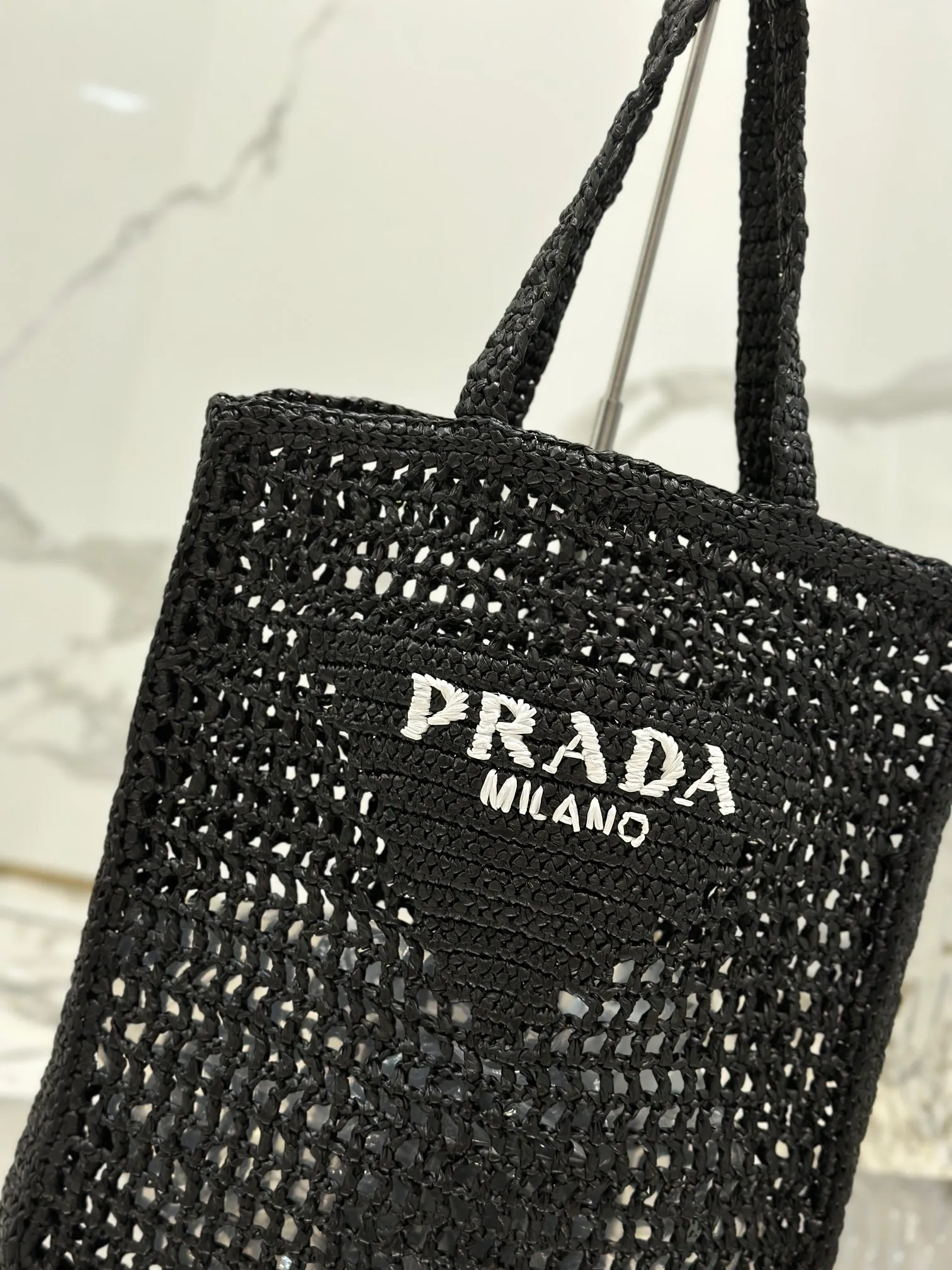 💰1160🌟Raffia woven tote bag This soft deconstructed tote bag is made of raffia fiber material. The light and natural material expresses the summer mood. The iconic house triangle logo is reinterpreted and decorates the front of the bag, with an embroidered lettering logo in the center to evoke the brand's style. Dimensions: length 36x height 38x bottom 3cm Style number: 1BG393