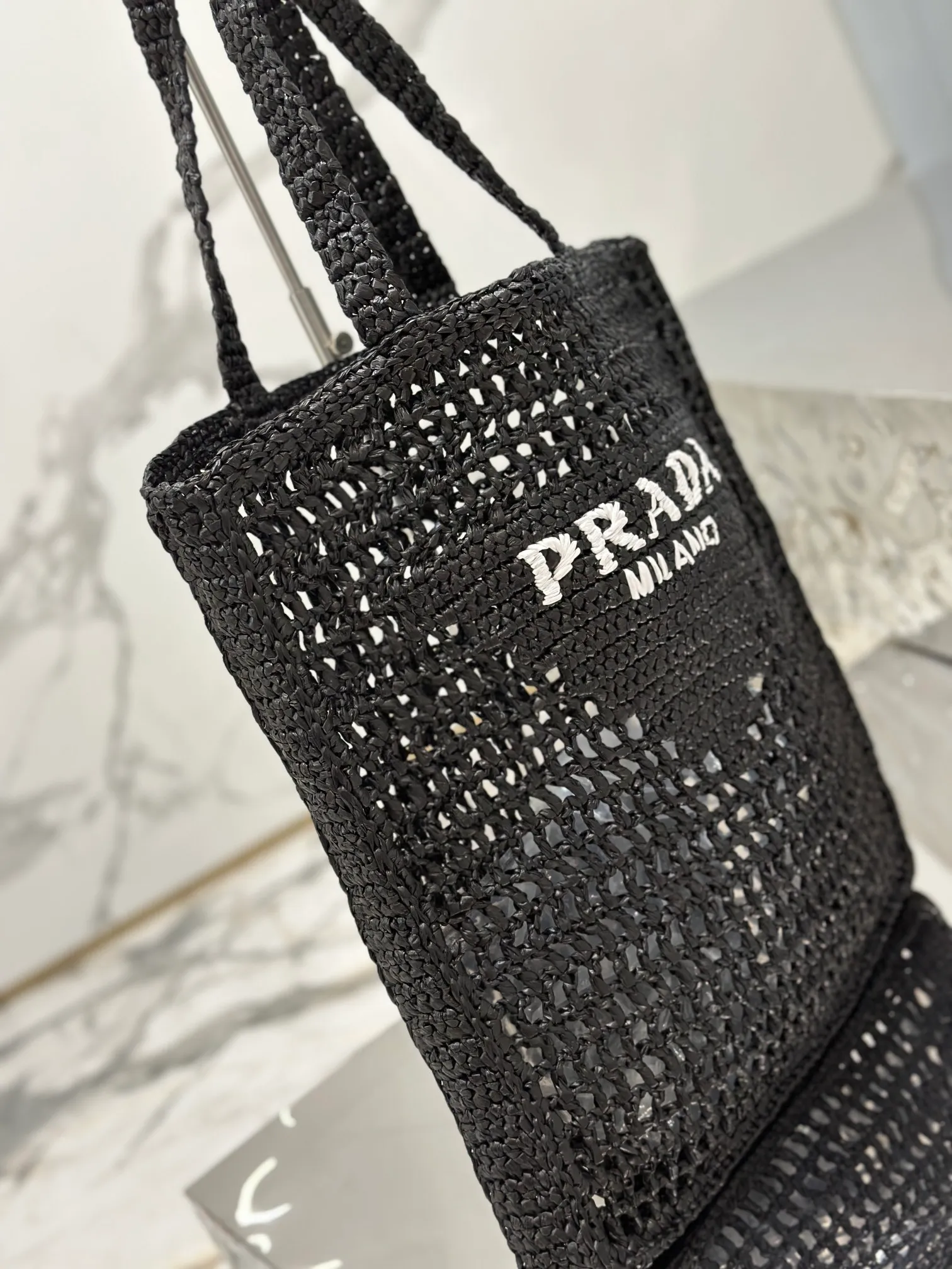💰1160🌟Raffia woven tote bag This soft deconstructed tote bag is made of raffia fiber material. The light and natural material expresses the summer mood. The iconic house triangle logo is reinterpreted and decorates the front of the bag, with an embroidered lettering logo in the center to evoke the brand's style. Dimensions: length 36x height 38x bottom 3cm Style number: 1BG393
