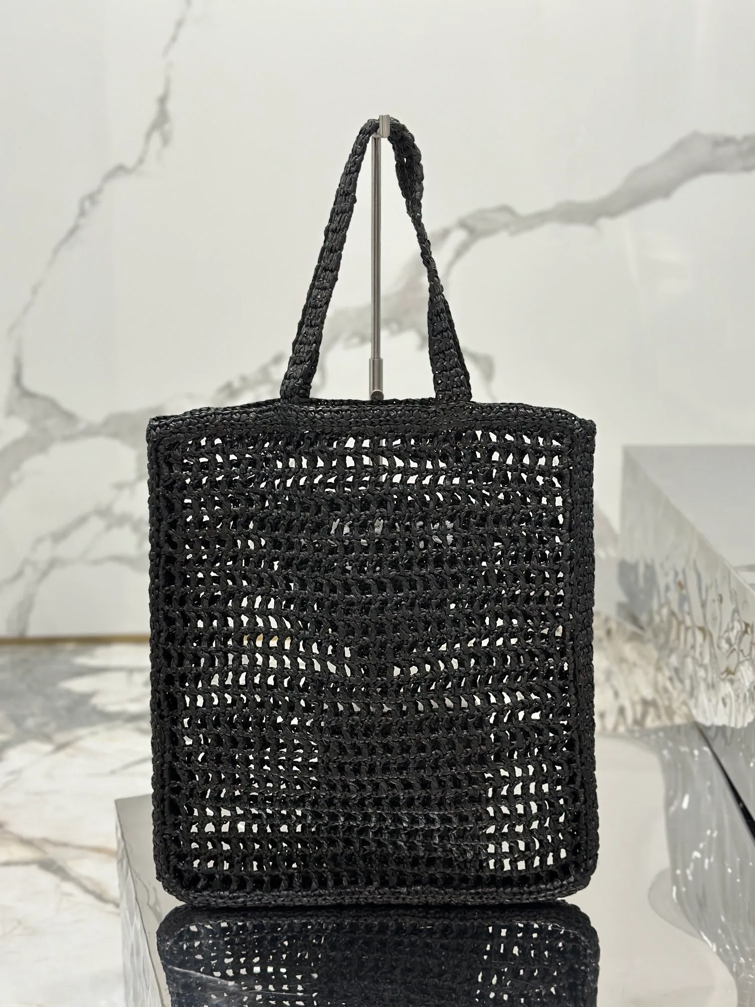 💰1160🌟Raffia woven tote bag This soft deconstructed tote bag is made of raffia fiber material. The light and natural material expresses the summer mood. The iconic house triangle logo is reinterpreted and decorates the front of the bag, with an embroidered lettering logo in the center to evoke the brand's style. Dimensions: length 36x height 38x bottom 3cm Style number: 1BG393