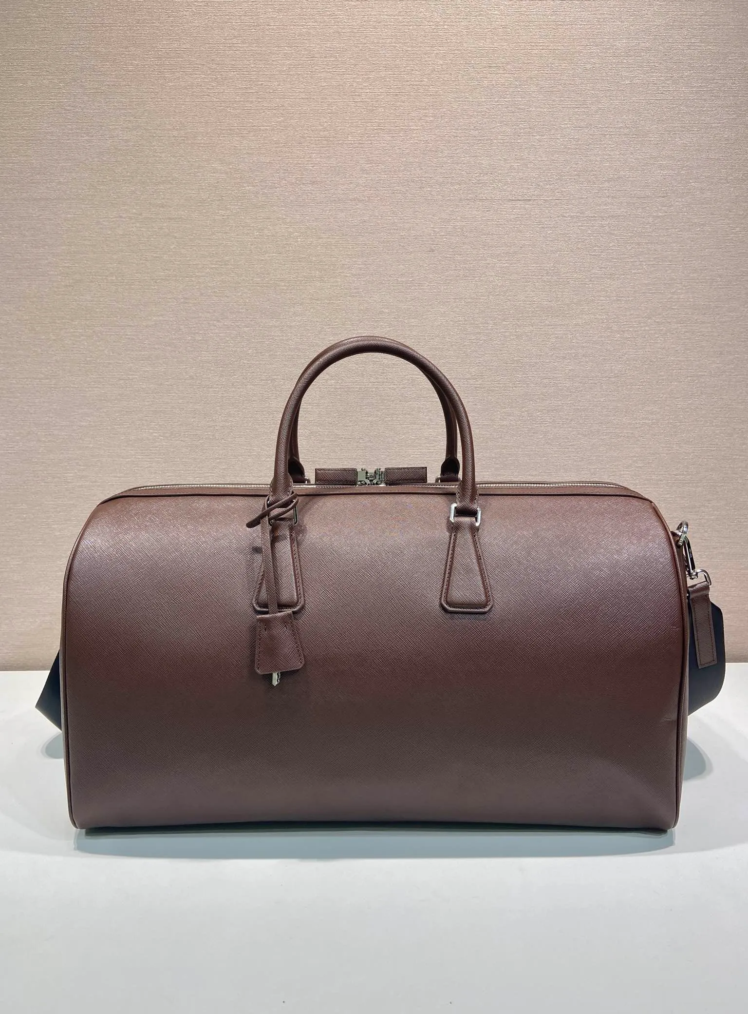 💰2360🎉New travel bag🎉2VC018🎉🎉New color This elegant travel bag is made of Saffiano leather, equipped with a wraparound zipper and nylon shoulder strap, highlighting the rigorous design concept. It's finished with a leather name tag and metal lock with engraved logo. Simple and elegant. Hurry up and get it🎉🎉 Length 50x Height 27.5x Bottom 25cm🎉🎉🎉👏👏👏