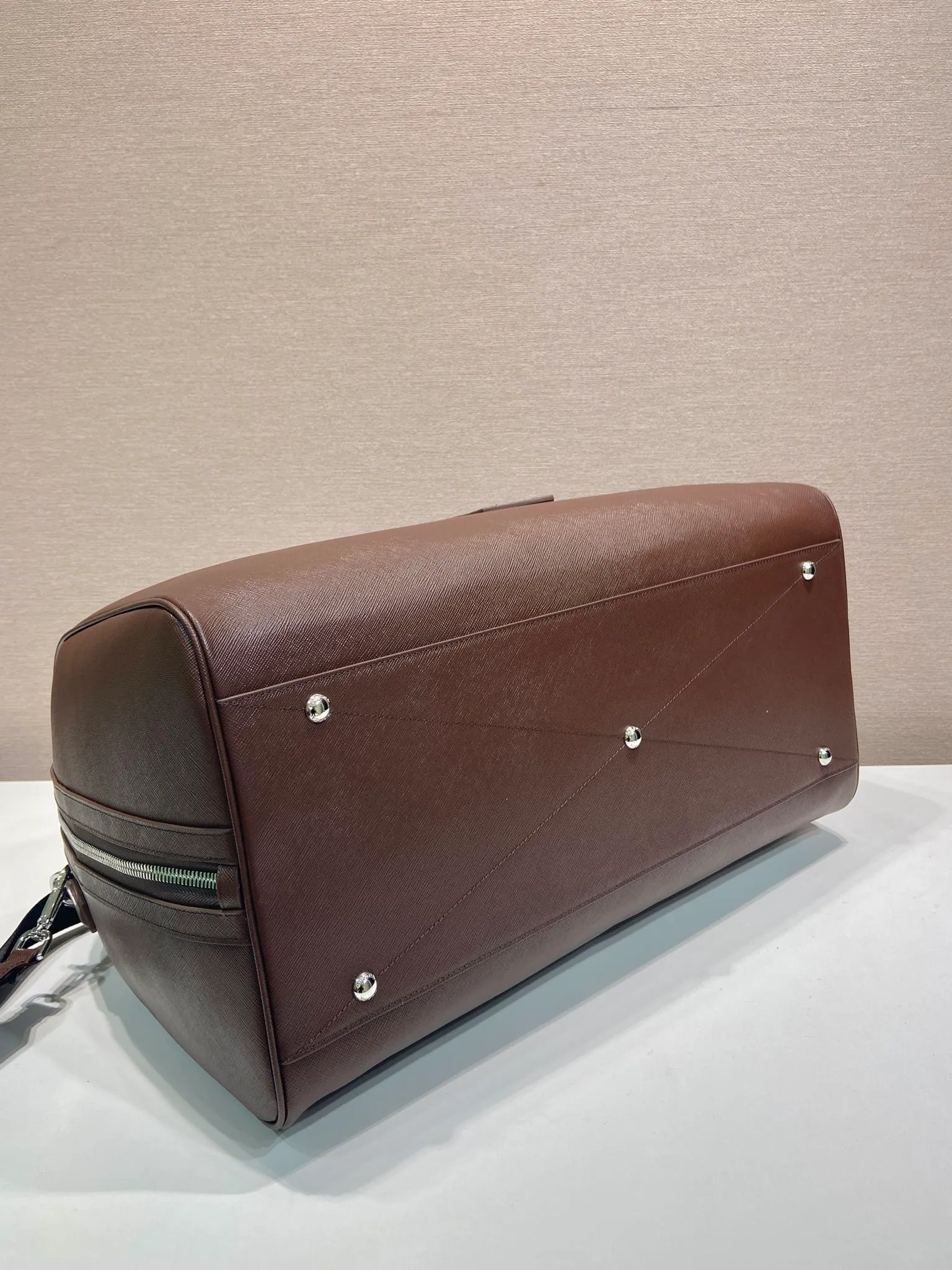💰2360🎉New travel bag🎉2VC018🎉🎉New color This elegant travel bag is made of Saffiano leather, equipped with a wraparound zipper and nylon shoulder strap, highlighting the rigorous design concept. It's finished with a leather name tag and metal lock with engraved logo. Simple and elegant. Hurry up and get it🎉🎉 Length 50x Height 27.5x Bottom 25cm🎉🎉🎉👏👏👏