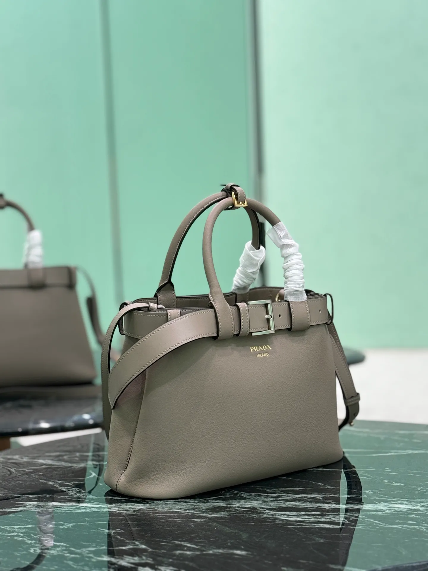 💰2000, drawstring handbag (small size) 2024 new DoubleBag shopping bag Double series imported cowhide, with full sheepskin interior, elegant and simple bag design with printed letter logo on the front, logo portable shoulder strap adjustable length, built-in three compartments, middle inner pocket, and the unique design of the large leather belt shows vitality! Size: 32Ｘ23︸11CM Style number: 1BA434