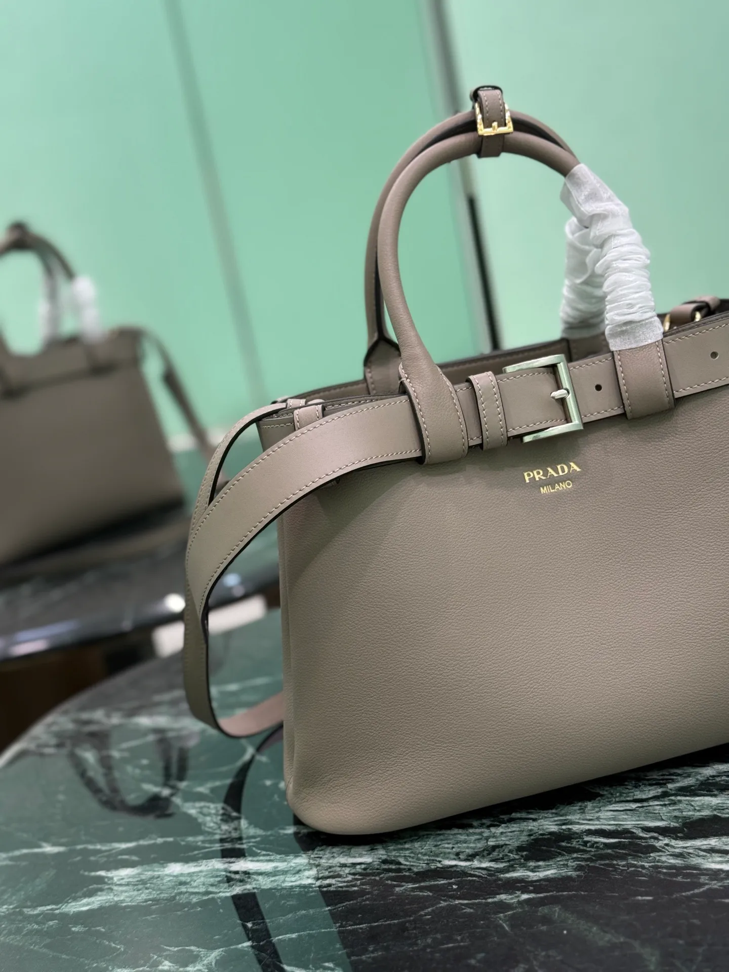 💰2000, drawstring handbag (small size) 2024 new DoubleBag shopping bag Double series imported cowhide, with full sheepskin interior, elegant and simple bag design with printed letter logo on the front, logo portable shoulder strap adjustable length, built-in three compartments, middle inner pocket, and the unique design of the large leather belt shows vitality! Size: 32Ｘ23︸11CM Style number: 1BA434