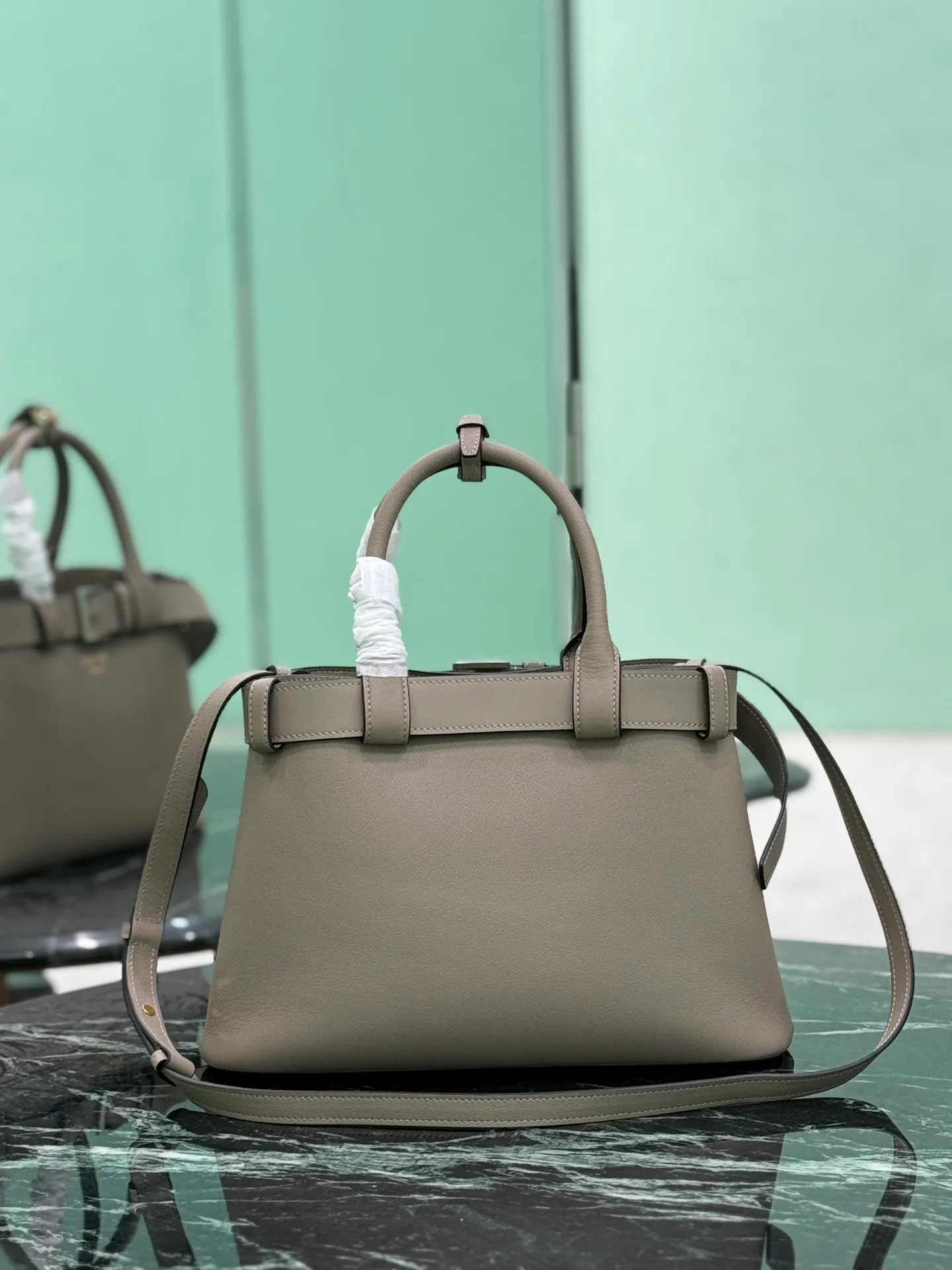 💰2000, drawstring handbag (small size) 2024 new DoubleBag shopping bag Double series imported cowhide, with full sheepskin interior, elegant and simple bag design with printed letter logo on the front, logo portable shoulder strap adjustable length, built-in three compartments, middle inner pocket, and the unique design of the large leather belt shows vitality! Size: 32Ｘ23︸11CM Style number: 1BA434