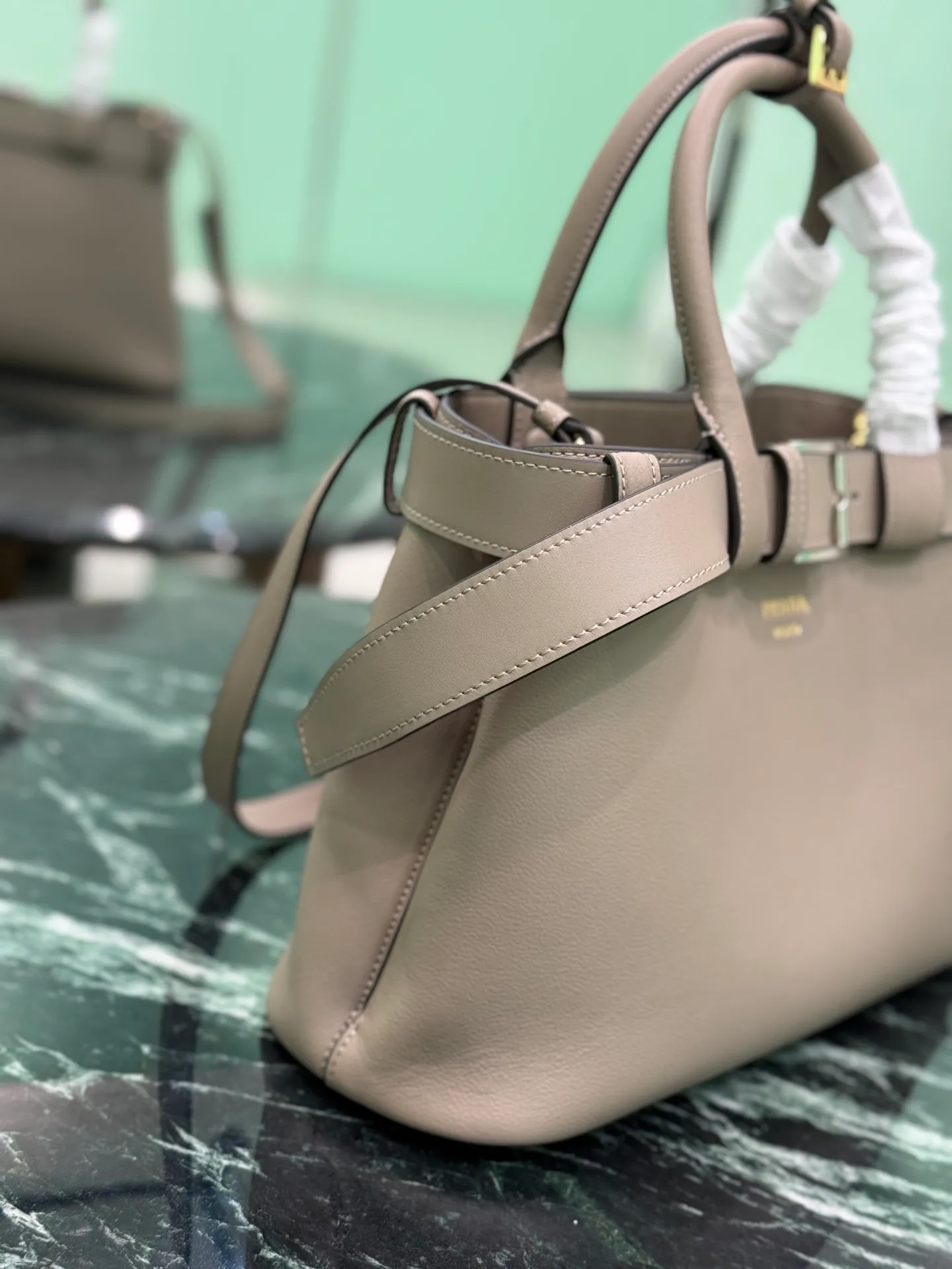💰2000, drawstring handbag (small size) 2024 new DoubleBag shopping bag Double series imported cowhide, with full sheepskin interior, elegant and simple bag design with printed letter logo on the front, logo portable shoulder strap adjustable length, built-in three compartments, middle inner pocket, and the unique design of the large leather belt shows vitality! Size: 32Ｘ23︸11CM Style number: 1BA434