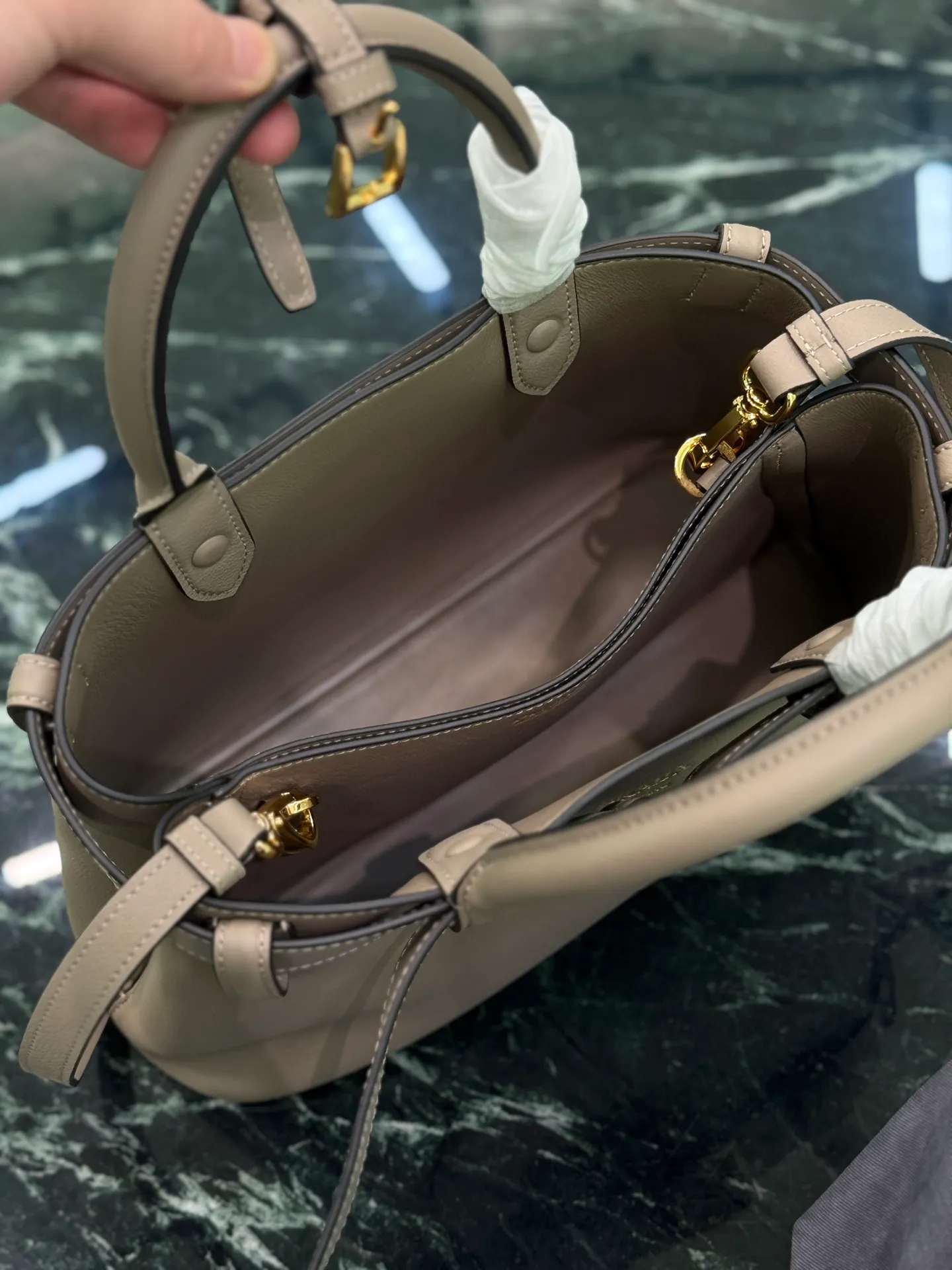 💰2000, drawstring handbag (small size) 2024 new DoubleBag shopping bag Double series imported cowhide, with full sheepskin interior, elegant and simple bag design with printed letter logo on the front, logo portable shoulder strap adjustable length, built-in three compartments, middle inner pocket, and the unique design of the large leather belt shows vitality! Size: 32Ｘ23︸11CM Style number: 1BA434