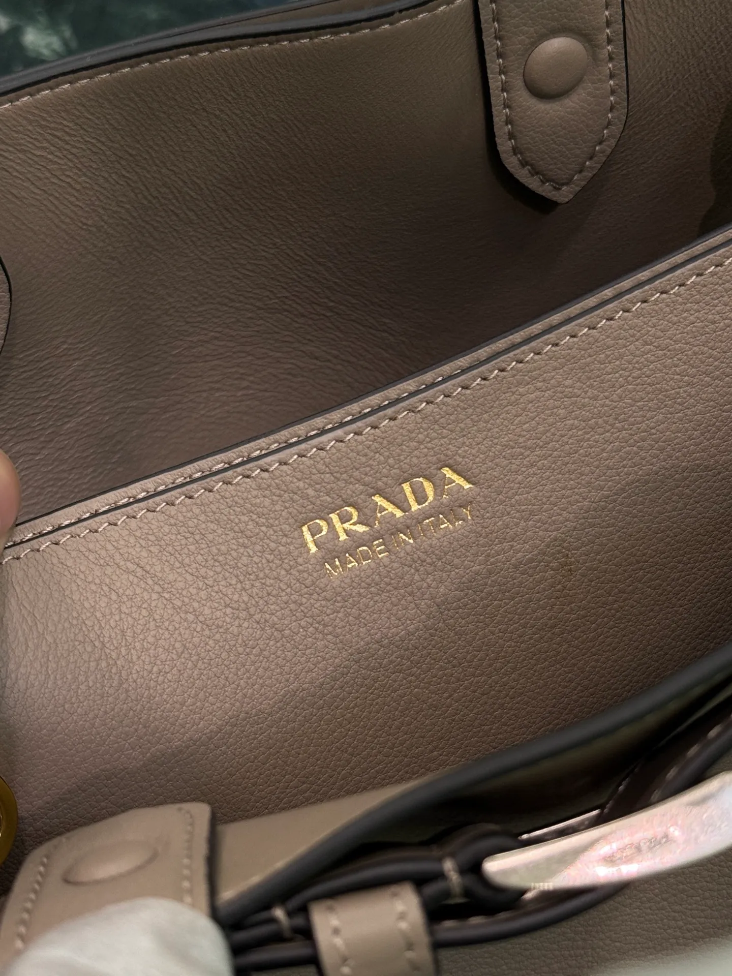 💰2000, drawstring handbag (small size) 2024 new DoubleBag shopping bag Double series imported cowhide, with full sheepskin interior, elegant and simple bag design with printed letter logo on the front, logo portable shoulder strap adjustable length, built-in three compartments, middle inner pocket, and the unique design of the large leather belt shows vitality! Size: 32Ｘ23︸11CM Style number: 1BA434