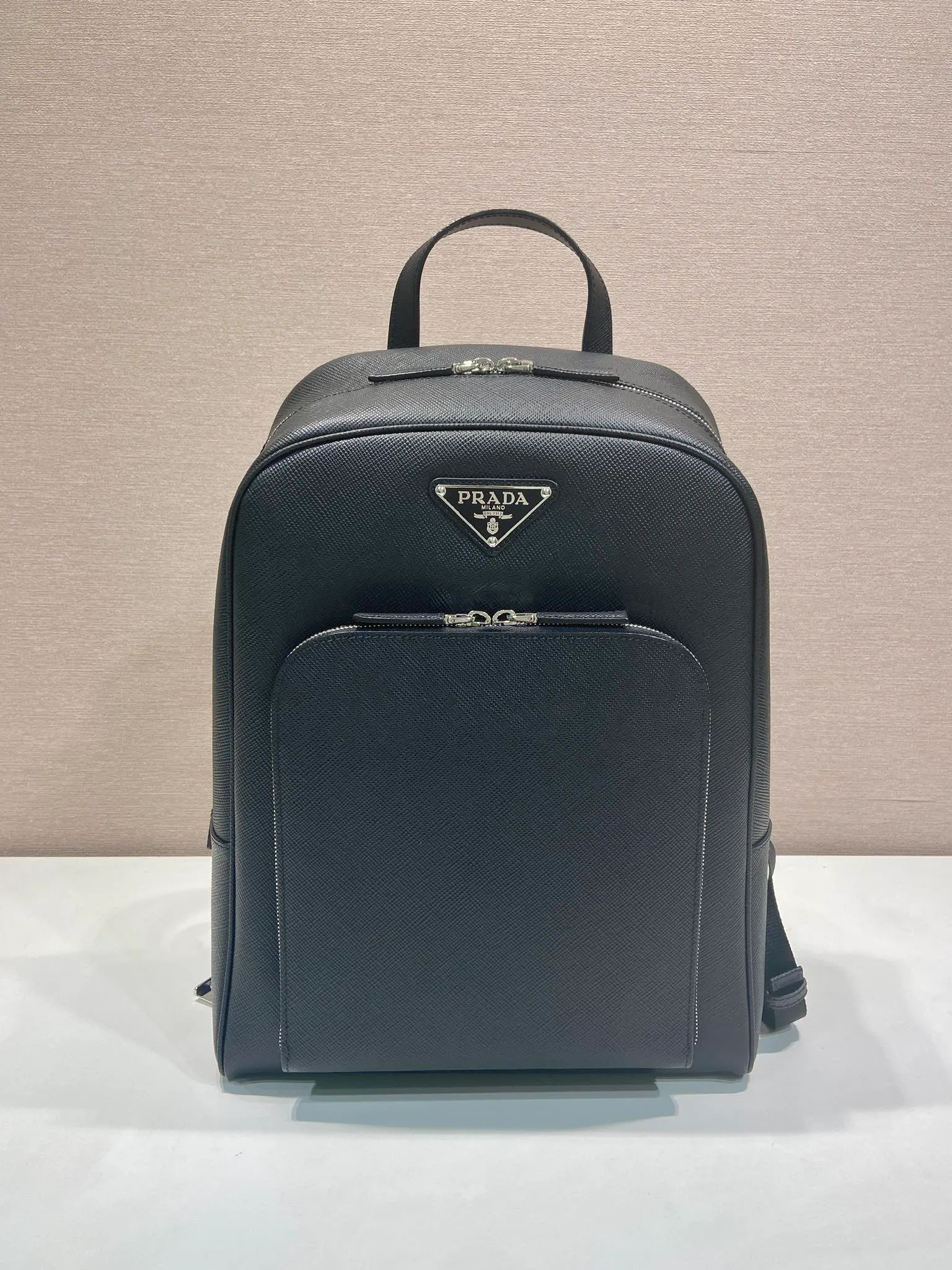 💰2360🎉New backpack🎉2VZ102 new👏Original item👍👍 Made of imported Saffiano leather material, metal hardware accessories, two adjustable leather straps😘😘With two-way zipper, front pocket design, this backpack is simple and fashionable. It can meet various occasions such as commuting to work or daily travel during vacation. Another popular style that will never go out of style👍👍Length 30x Height 43x Bottom 12.5cm👏👏👏💰💰💰
