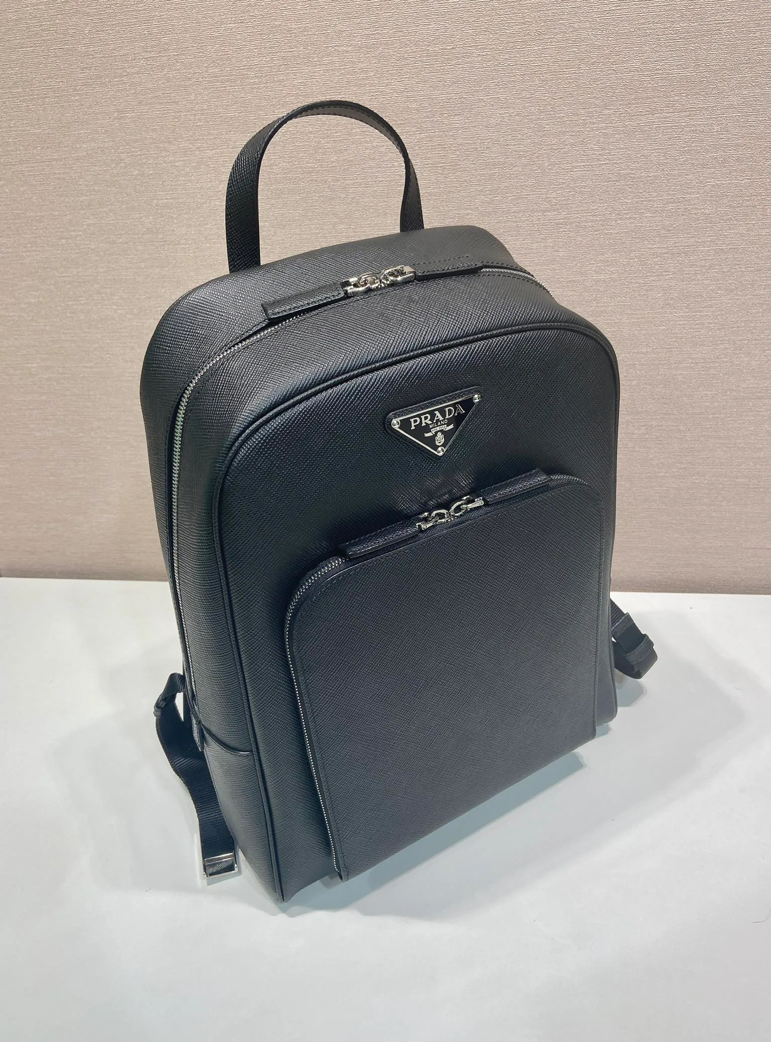 💰2360🎉New backpack🎉2VZ102 new👏Original item👍👍 Made of imported Saffiano leather material, metal hardware accessories, two adjustable leather straps😘😘With two-way zipper, front pocket design, this backpack is simple and fashionable. It can meet various occasions such as commuting to work or daily travel during vacation. Another popular style that will never go out of style👍👍Length 30x Height 43x Bottom 12.5cm👏👏👏💰💰💰
