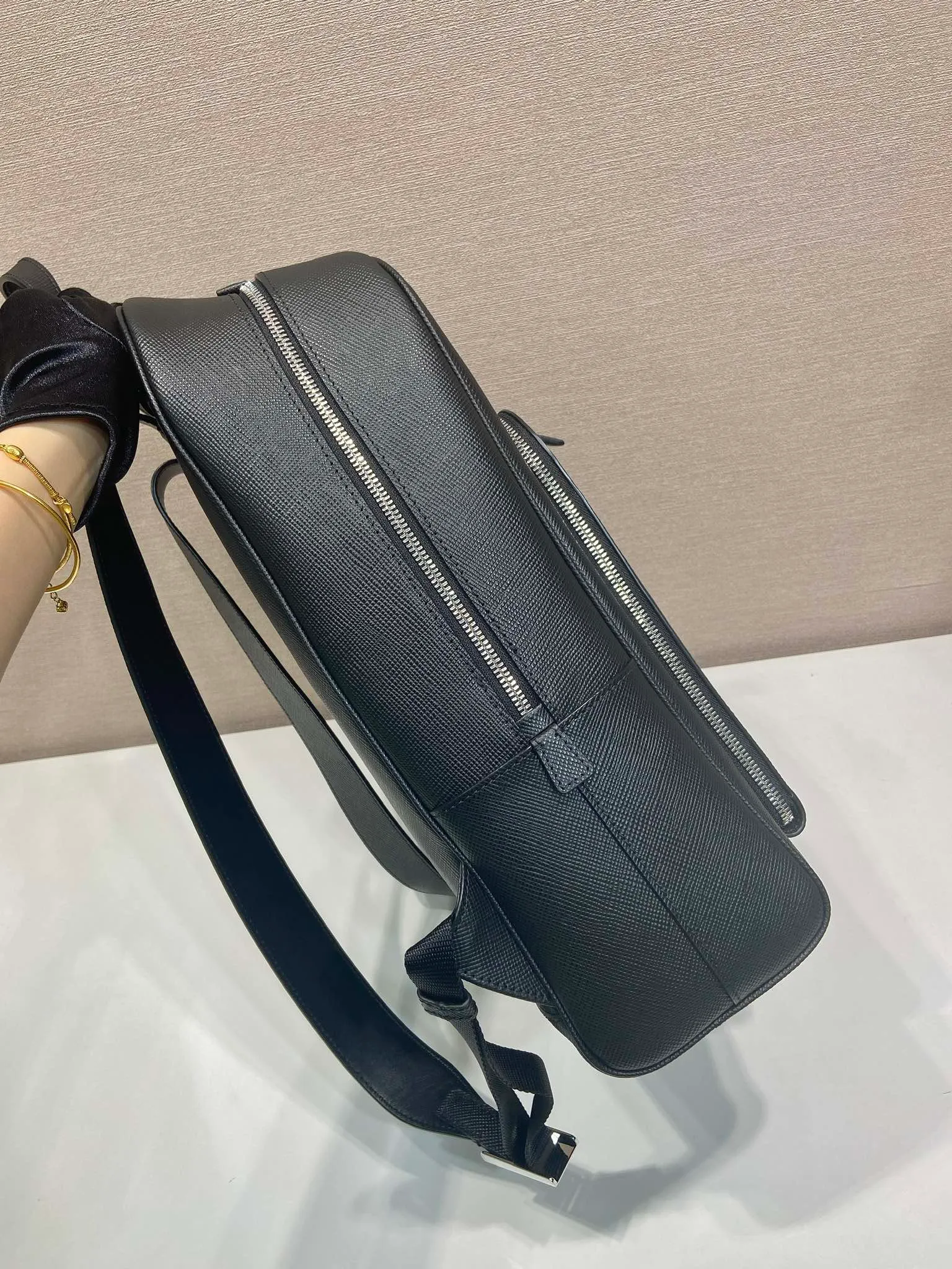 💰2360🎉New backpack🎉2VZ102 new👏Original item👍👍 Made of imported Saffiano leather material, metal hardware accessories, two adjustable leather straps😘😘With two-way zipper, front pocket design, this backpack is simple and fashionable. It can meet various occasions such as commuting to work or daily travel during vacation. Another popular style that will never go out of style👍👍Length 30x Height 43x Bottom 12.5cm👏👏👏💰💰💰