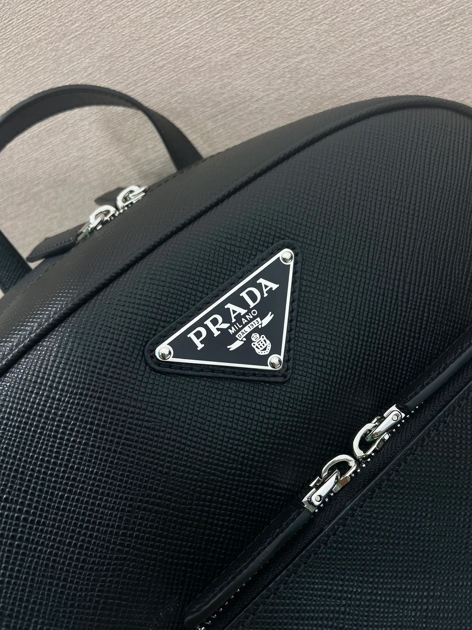 💰2360🎉New backpack🎉2VZ102 new👏Original item👍👍 Made of imported Saffiano leather material, metal hardware accessories, two adjustable leather straps😘😘With two-way zipper, front pocket design, this backpack is simple and fashionable. It can meet various occasions such as commuting to work or daily travel during vacation. Another popular style that will never go out of style👍👍Length 30x Height 43x Bottom 12.5cm👏👏👏💰💰💰
