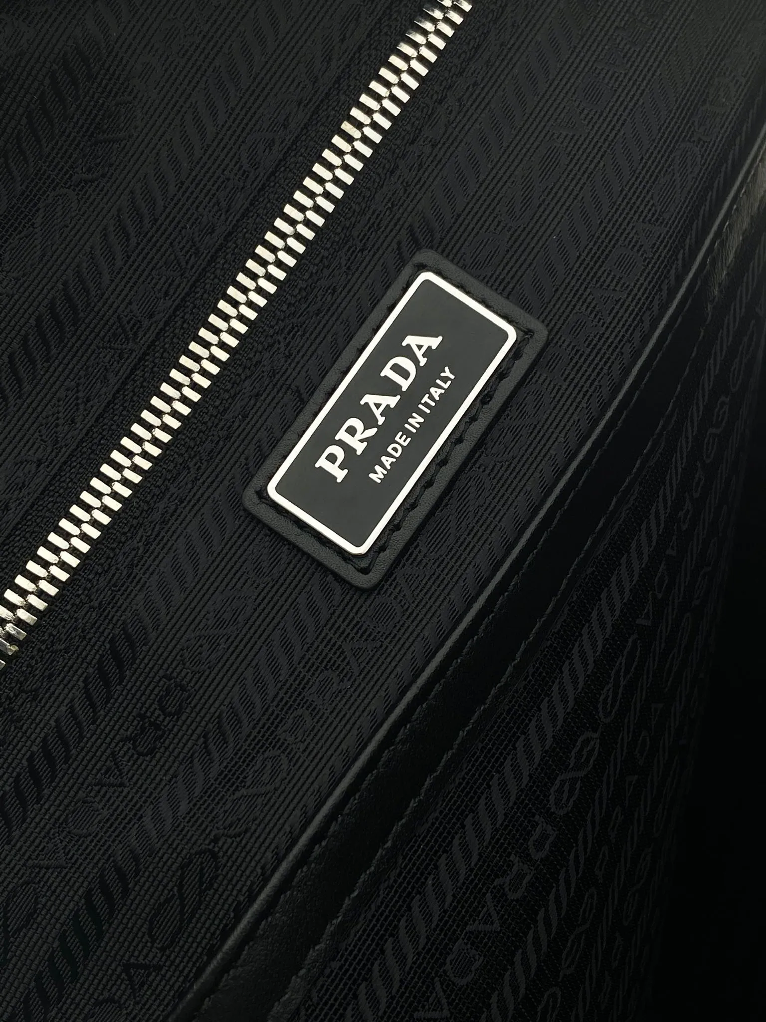 💰2360🎉New backpack🎉2VZ102 new👏Original item👍👍 Made of imported Saffiano leather material, metal hardware accessories, two adjustable leather straps😘😘With two-way zipper, front pocket design, this backpack is simple and fashionable. It can meet various occasions such as commuting to work or daily travel during vacation. Another popular style that will never go out of style👍👍Length 30x Height 43x Bottom 12.5cm👏👏👏💰💰💰