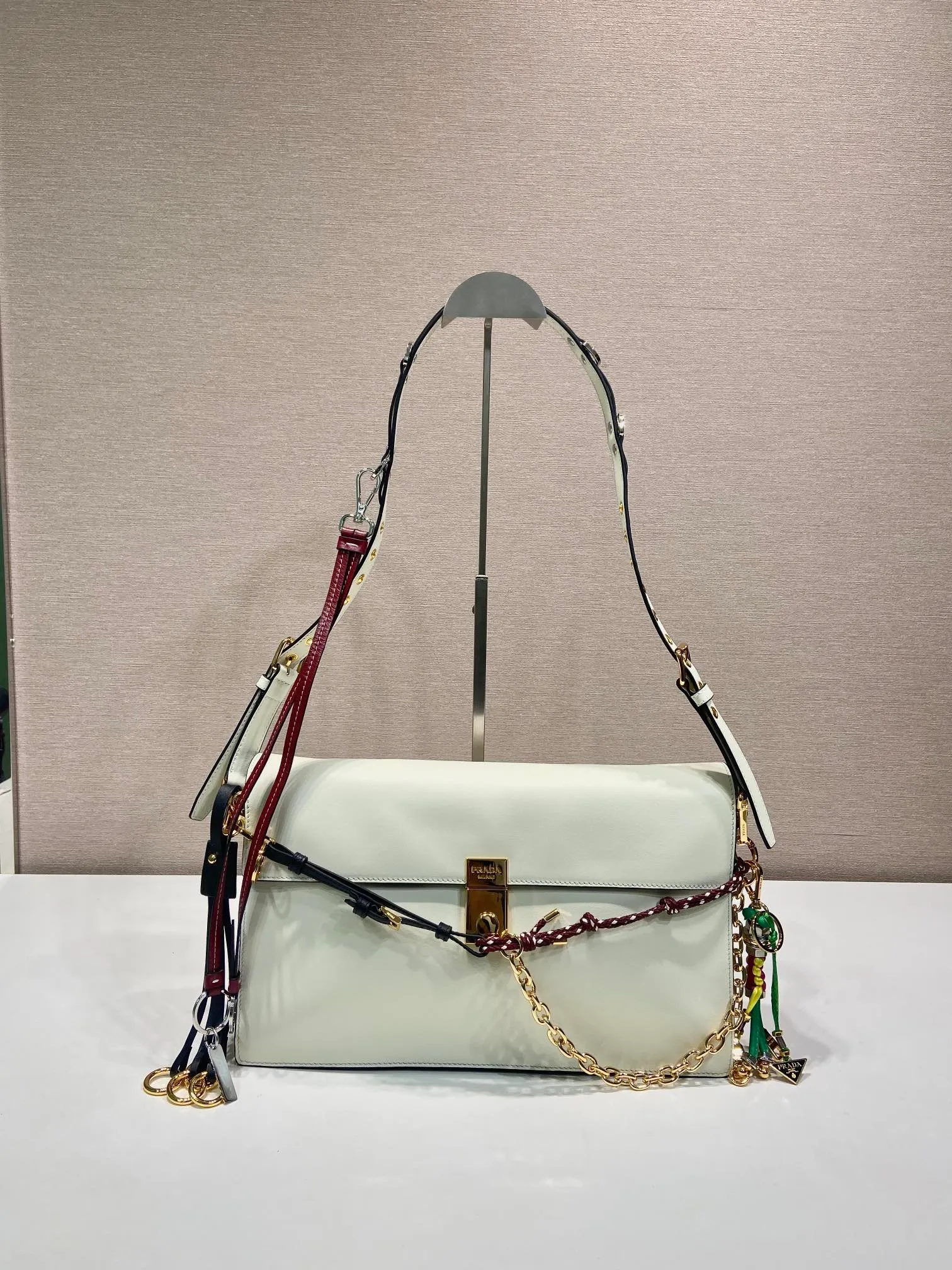 💰1900🎉Punk Style🎉1BD378 Large🎉🎉 This new Soft Sound handbag is made of soft leather inside/outside, with ample space, chic and versatile. One-shoulder style with two compartments and gold-tone hardware. What I love the most is the detachable pendant as the finishing touch😘to show the diverse and fashionable style. The upper body effect is so classy, ​​I love it😘, it’s another popular model for internet celebrities, babies, hurry up and get it🎉🎉 Length 35x Height 19.5x Bottom 10.5cm🎉🎉🎉👏👏👏