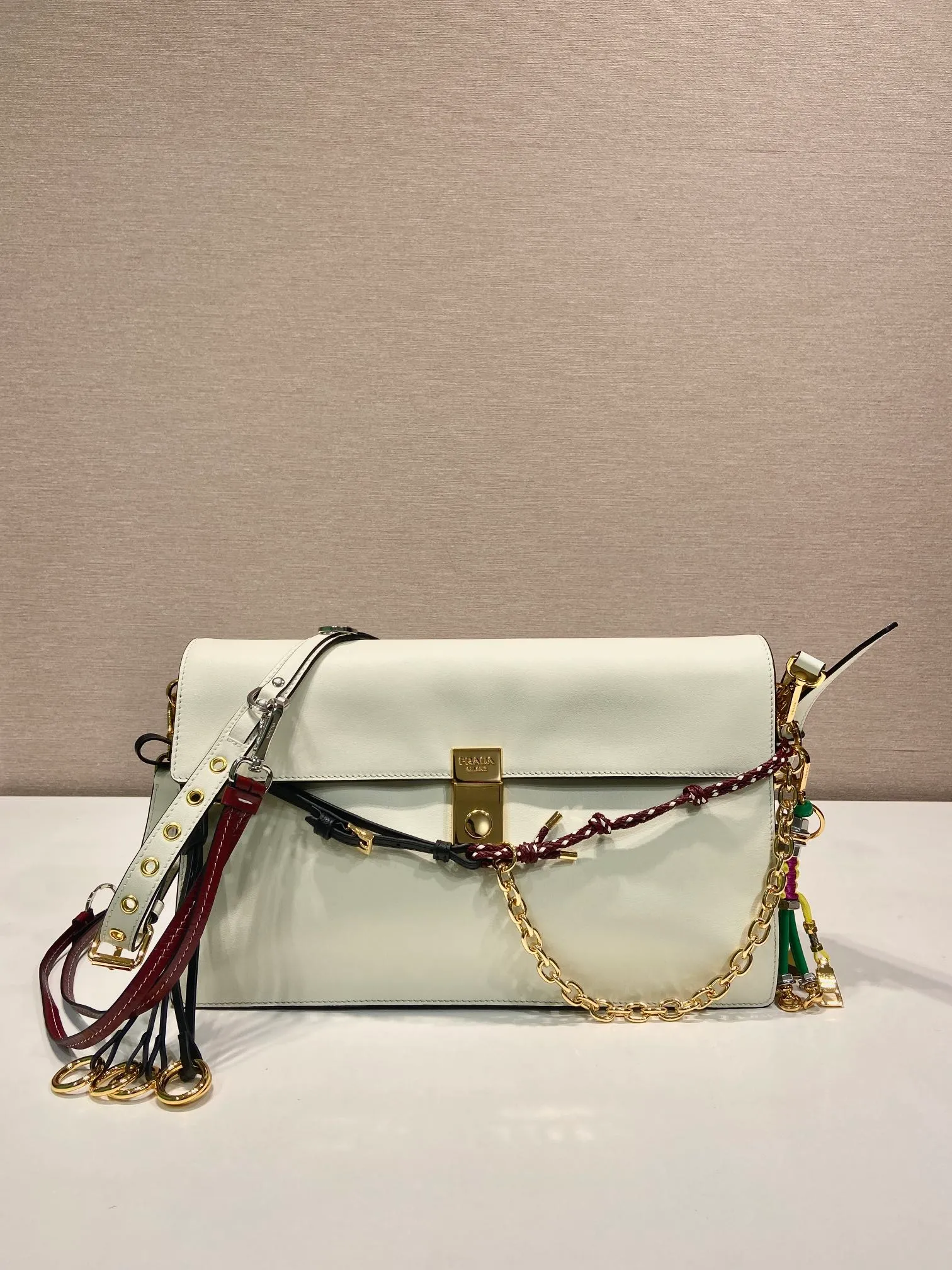 💰1900🎉Punk Style🎉1BD378 Large🎉🎉 This new Soft Sound handbag is made of soft leather inside/outside, with ample space, chic and versatile. One-shoulder style with two compartments and gold-tone hardware. What I love the most is the detachable pendant as the finishing touch😘to show the diverse and fashionable style. The upper body effect is so classy, ​​I love it😘, it’s another popular model for internet celebrities, babies, hurry up and get it🎉🎉 Length 35x Height 19.5x Bottom 10.5cm🎉🎉🎉👏👏👏