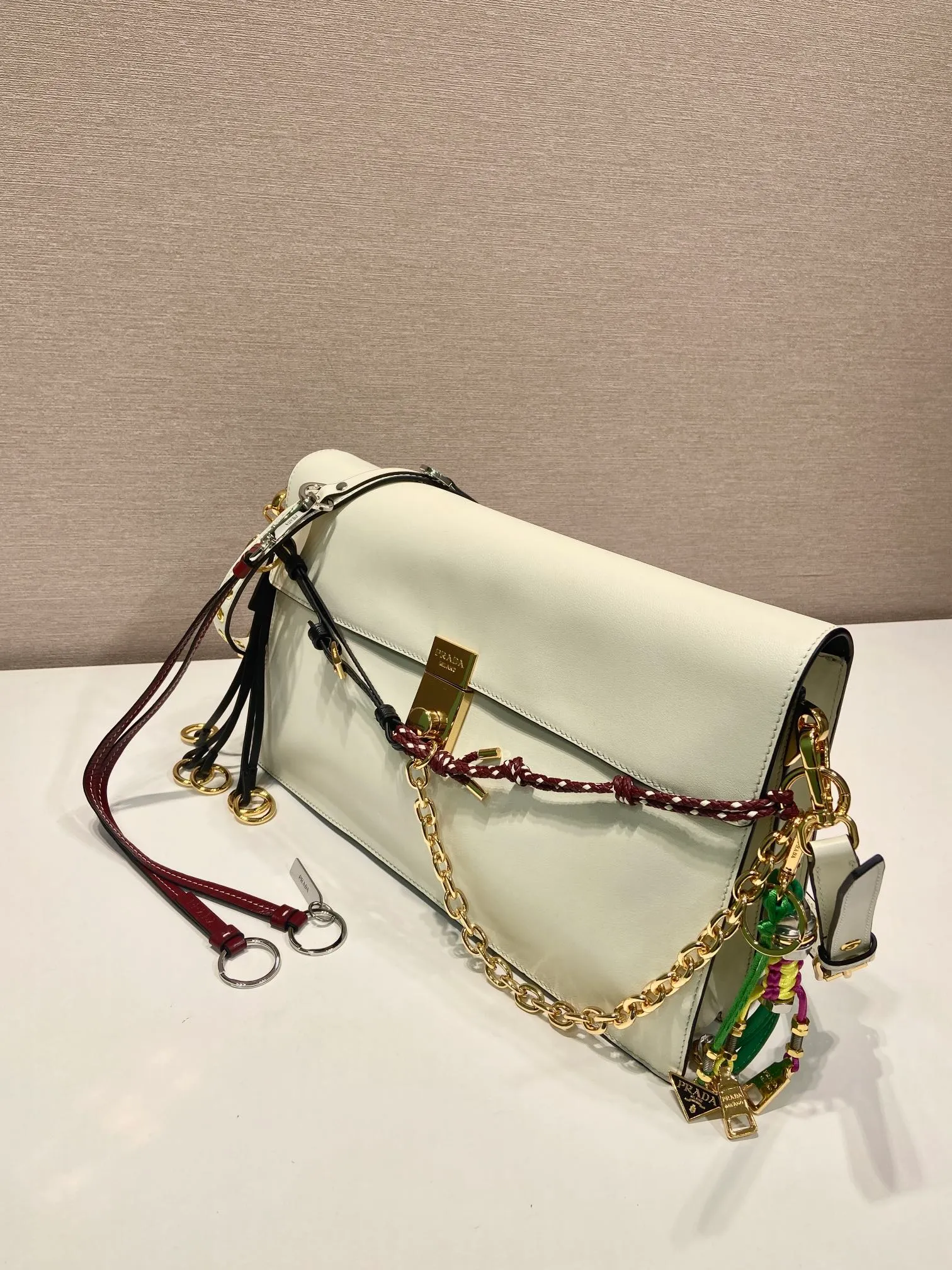 💰1900🎉Punk Style🎉1BD378 Large🎉🎉 This new Soft Sound handbag is made of soft leather inside/outside, with ample space, chic and versatile. One-shoulder style with two compartments and gold-tone hardware. What I love the most is the detachable pendant as the finishing touch😘to show the diverse and fashionable style. The upper body effect is so classy, ​​I love it😘, it’s another popular model for internet celebrities, babies, hurry up and get it🎉🎉 Length 35x Height 19.5x Bottom 10.5cm🎉🎉🎉👏👏👏