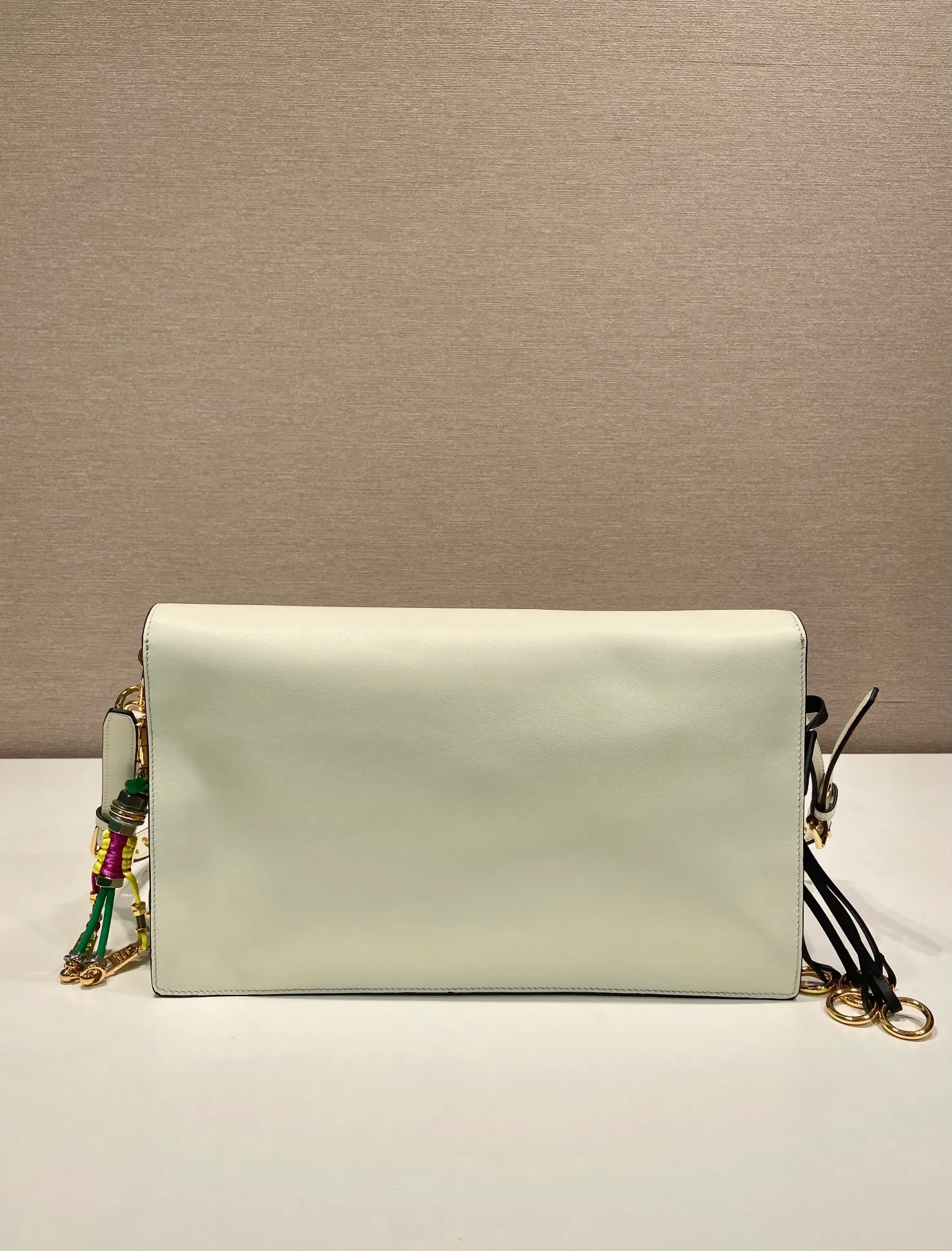 💰1900🎉Punk Style🎉1BD378 Large🎉🎉 This new Soft Sound handbag is made of soft leather inside/outside, with ample space, chic and versatile. One-shoulder style with two compartments and gold-tone hardware. What I love the most is the detachable pendant as the finishing touch😘to show the diverse and fashionable style. The upper body effect is so classy, ​​I love it😘, it’s another popular model for internet celebrities, babies, hurry up and get it🎉🎉 Length 35x Height 19.5x Bottom 10.5cm🎉🎉🎉👏👏👏