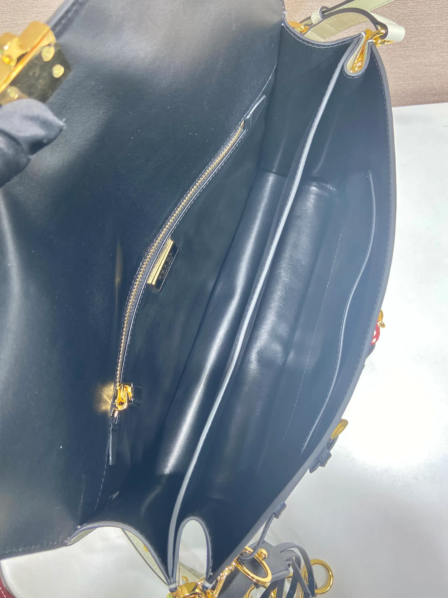 💰1900🎉Punk Style🎉1BD378 Large🎉🎉 This new Soft Sound handbag is made of soft leather inside/outside, with ample space, chic and versatile. One-shoulder style with two compartments and gold-tone hardware. What I love the most is the detachable pendant as the finishing touch😘to show the diverse and fashionable style. The upper body effect is so classy, ​​I love it😘, it’s another popular model for internet celebrities, babies, hurry up and get it🎉🎉 Length 35x Height 19.5x Bottom 10.5cm🎉🎉🎉👏👏👏
