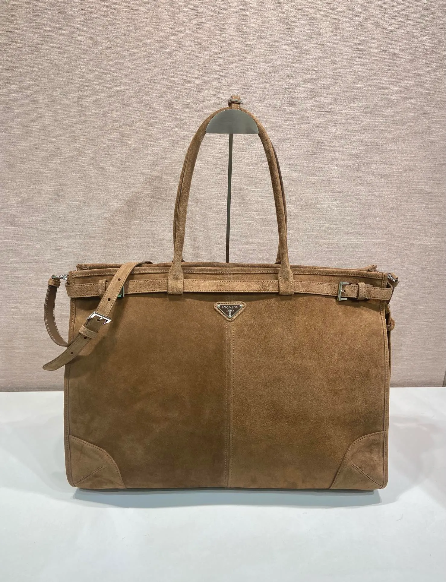 💰1860🎉LusSolf suede🎉2VG128 super extra large🎉🎉 This hand-held crossbody bag is made of imported suede. The retro leather pattern of the suede exudes a classic atmosphere. It is equipped with a detachable and adjustable long shoulder strap, which is convenient for matching on different occasions. It has a very large capacity and is easy to use. It is definitely a must-have for fashionistas. Hurry up and take this retro-style handbag home! Length 50x Height 36x Bottom 17cm🎉🎉🎉👏👏👏