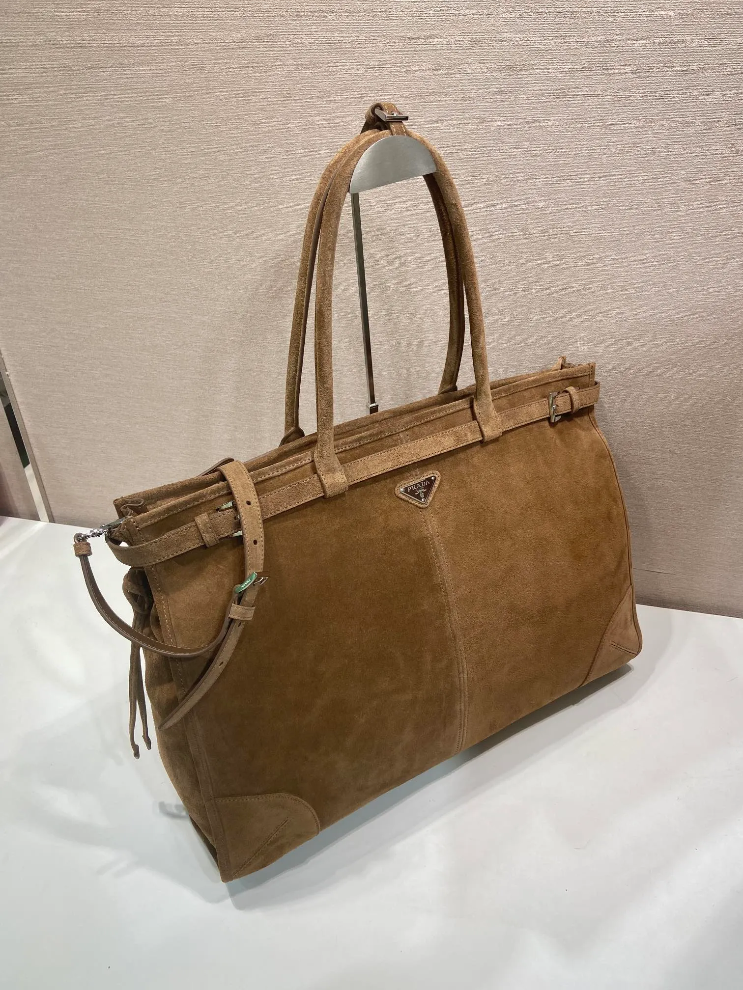 💰1860🎉LusSolf suede🎉2VG128 super extra large🎉🎉 This hand-held crossbody bag is made of imported suede. The retro leather pattern of the suede exudes a classic atmosphere. It is equipped with a detachable and adjustable long shoulder strap, which is convenient for matching on different occasions. It has a very large capacity and is easy to use. It is definitely a must-have for fashionistas. Hurry up and take this retro-style handbag home! Length 50x Height 36x Bottom 17cm🎉🎉🎉👏👏👏