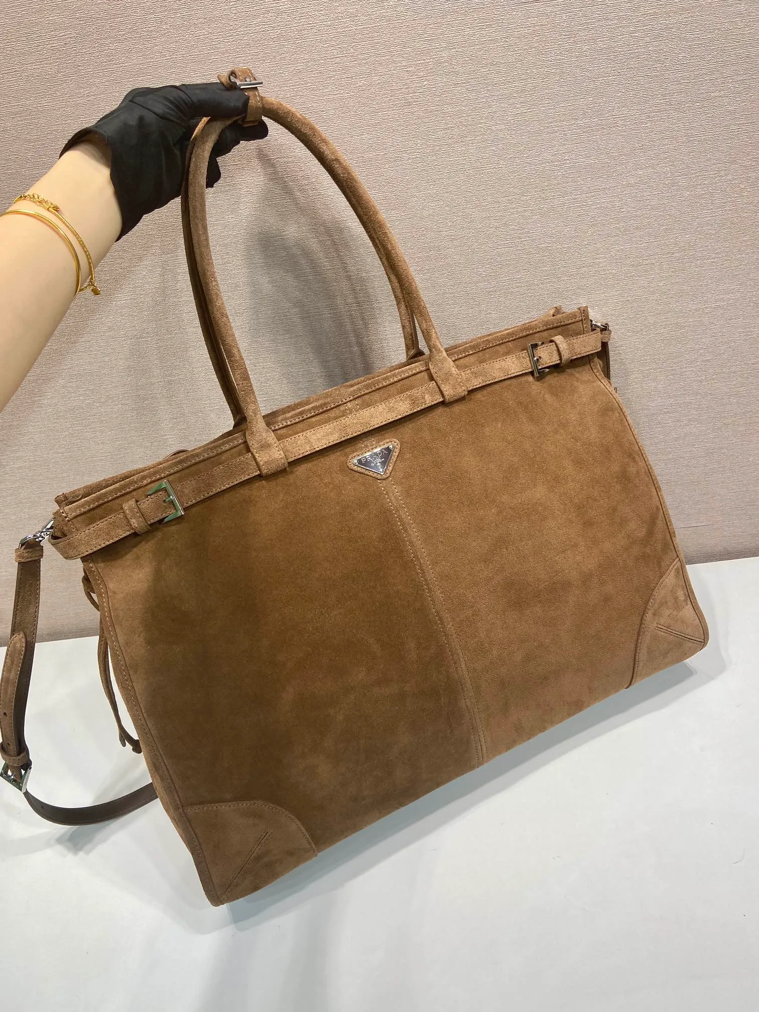 💰1860🎉LusSolf suede🎉2VG128 super extra large🎉🎉 This hand-held crossbody bag is made of imported suede. The retro leather pattern of the suede exudes a classic atmosphere. It is equipped with a detachable and adjustable long shoulder strap, which is convenient for matching on different occasions. It has a very large capacity and is easy to use. It is definitely a must-have for fashionistas. Hurry up and take this retro-style handbag home! Length 50x Height 36x Bottom 17cm🎉🎉🎉👏👏👏