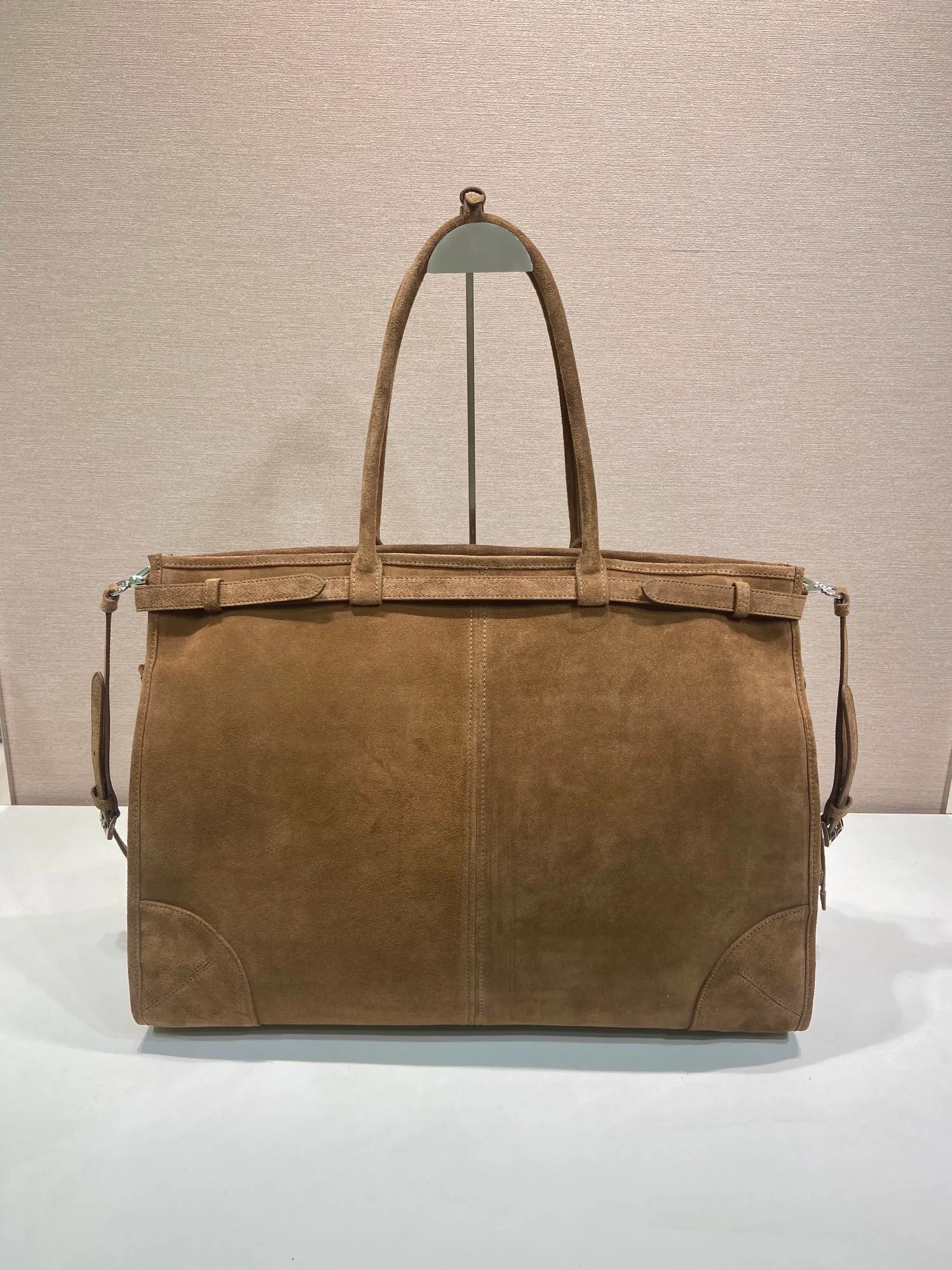 💰1860🎉LusSolf suede🎉2VG128 super extra large🎉🎉 This hand-held crossbody bag is made of imported suede. The retro leather pattern of the suede exudes a classic atmosphere. It is equipped with a detachable and adjustable long shoulder strap, which is convenient for matching on different occasions. It has a very large capacity and is easy to use. It is definitely a must-have for fashionistas. Hurry up and take this retro-style handbag home! Length 50x Height 36x Bottom 17cm🎉🎉🎉👏👏👏