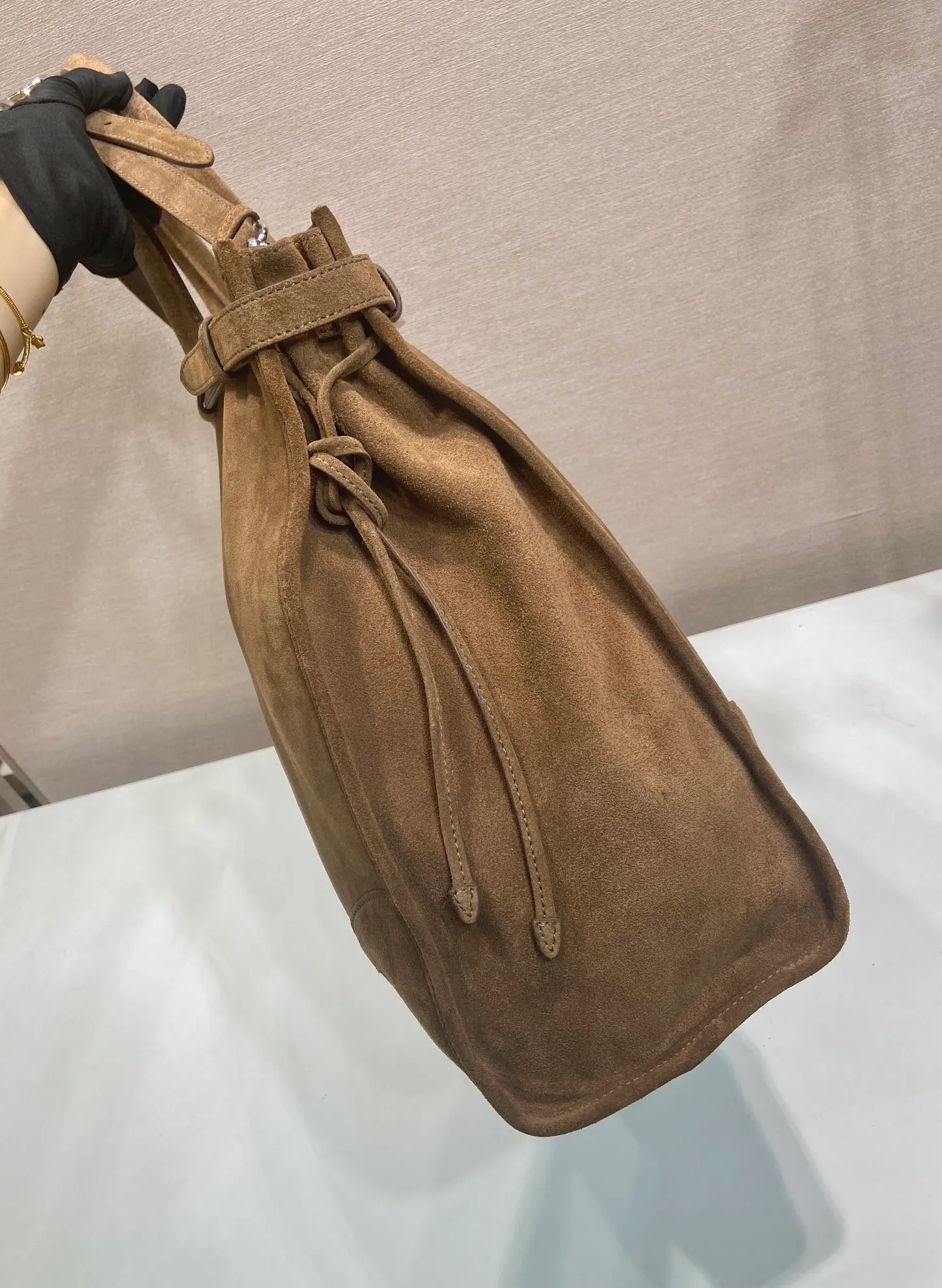 💰1860🎉LusSolf suede🎉2VG128 super extra large🎉🎉 This hand-held crossbody bag is made of imported suede. The retro leather pattern of the suede exudes a classic atmosphere. It is equipped with a detachable and adjustable long shoulder strap, which is convenient for matching on different occasions. It has a very large capacity and is easy to use. It is definitely a must-have for fashionistas. Hurry up and take this retro-style handbag home! Length 50x Height 36x Bottom 17cm🎉🎉🎉👏👏👏