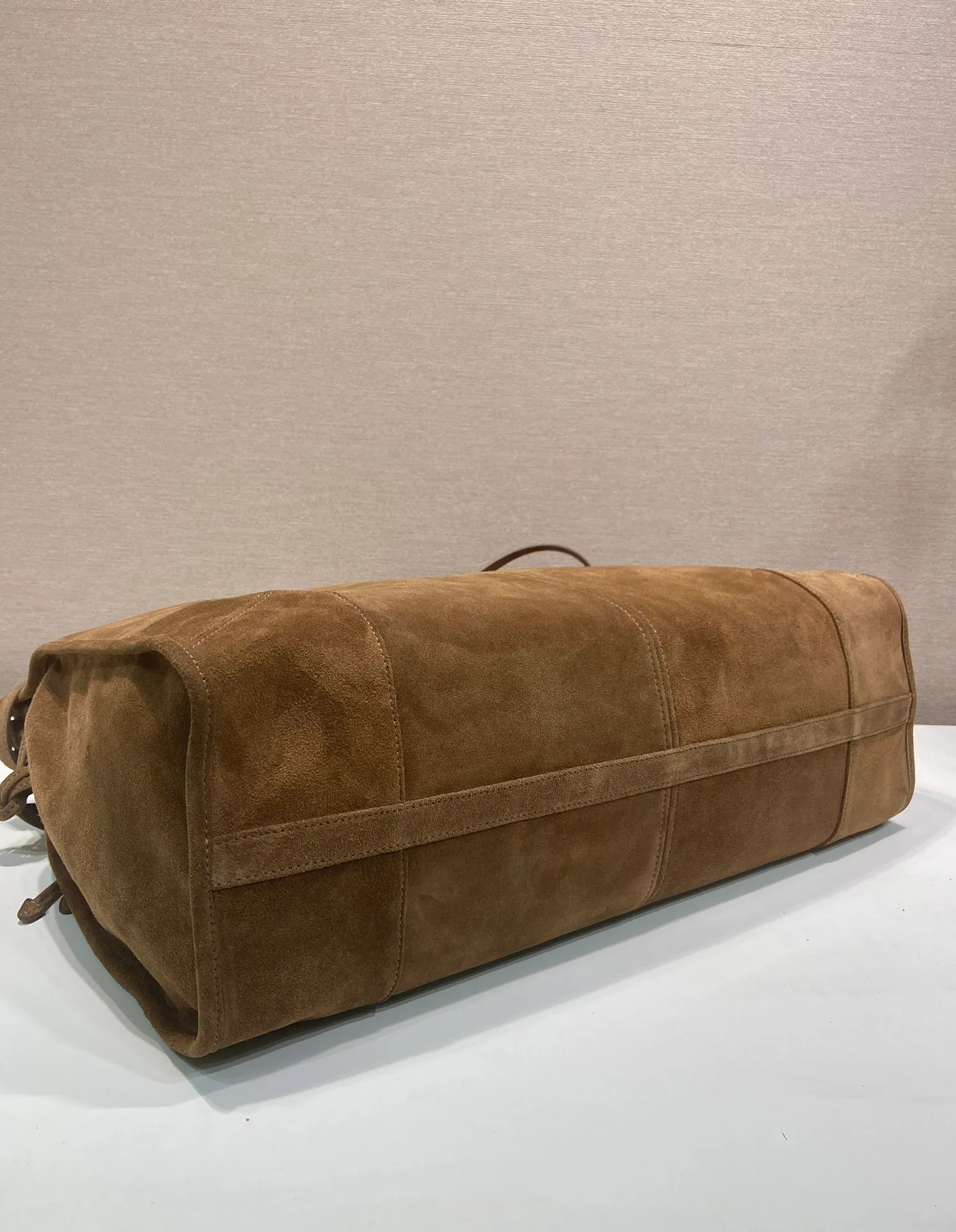 💰1860🎉LusSolf suede🎉2VG128 super extra large🎉🎉 This hand-held crossbody bag is made of imported suede. The retro leather pattern of the suede exudes a classic atmosphere. It is equipped with a detachable and adjustable long shoulder strap, which is convenient for matching on different occasions. It has a very large capacity and is easy to use. It is definitely a must-have for fashionistas. Hurry up and take this retro-style handbag home! Length 50x Height 36x Bottom 17cm🎉🎉🎉👏👏👏