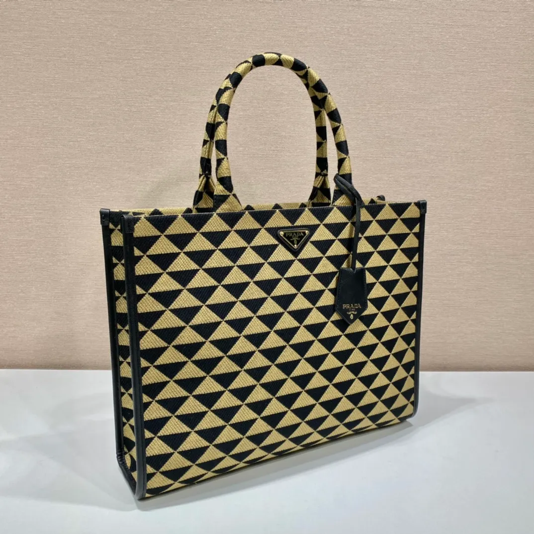 💰1560, embroidered fabric bag👏1BA356 large size👏👏No long shoulder strap👌 This embroidered tote bag is made of imported Saffiano leather and unique embroidered fabric👍 Large fabric handle design, simple and elegant💕So beautiful😘Cute and cool😎, suitable for any occasion. Another popular item recognized by internet celebrities/celebrities👏👏Hurry up and get it😘Beautiful girls😘 Large size: length 39x height 31x bottom 11cm