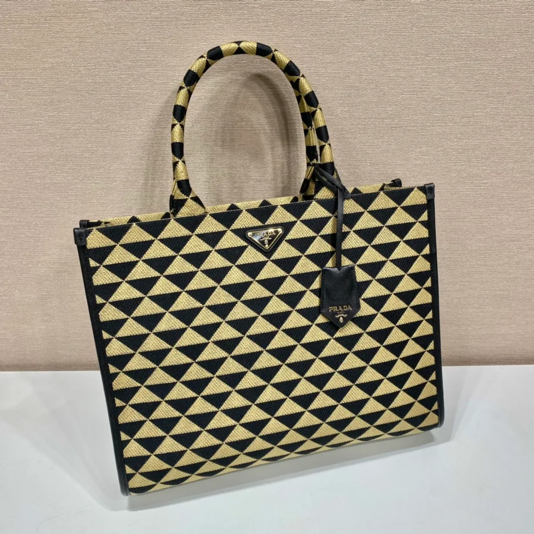 💰1560, embroidered fabric bag👏1BA356 large size👏👏No long shoulder strap👌 This embroidered tote bag is made of imported Saffiano leather and unique embroidered fabric👍 Large fabric handle design, simple and elegant💕So beautiful😘Cute and cool😎, suitable for any occasion. Another popular item recognized by internet celebrities/celebrities👏👏Hurry up and get it😘Beautiful girls😘 Large size: length 39x height 31x bottom 11cm