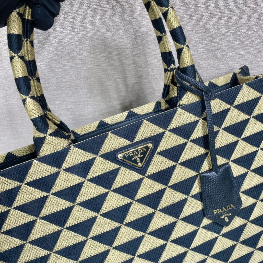 💰1560, embroidered fabric bag👏1BA356 large size👏👏No long shoulder strap👌 This embroidered tote bag is made of imported Saffiano leather and unique embroidered fabric👍 Large fabric handle design, simple and elegant💕So beautiful😘Cute and cool😎, suitable for any occasion. Another popular item recognized by internet celebrities/celebrities👏👏Hurry up and get it😘Beautiful girls😘 Large size: length 39x height 31x bottom 11cm