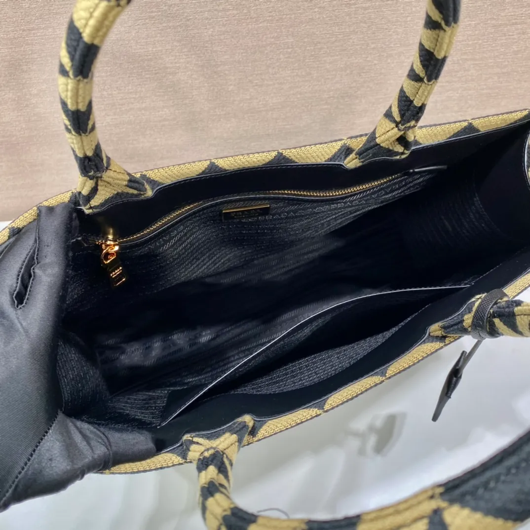 💰1560, embroidered fabric bag👏1BA356 large size👏👏No long shoulder strap👌 This embroidered tote bag is made of imported Saffiano leather and unique embroidered fabric👍 Large fabric handle design, simple and elegant💕So beautiful😘Cute and cool😎, suitable for any occasion. Another popular item recognized by internet celebrities/celebrities👏👏Hurry up and get it😘Beautiful girls😘 Large size: length 39x height 31x bottom 11cm