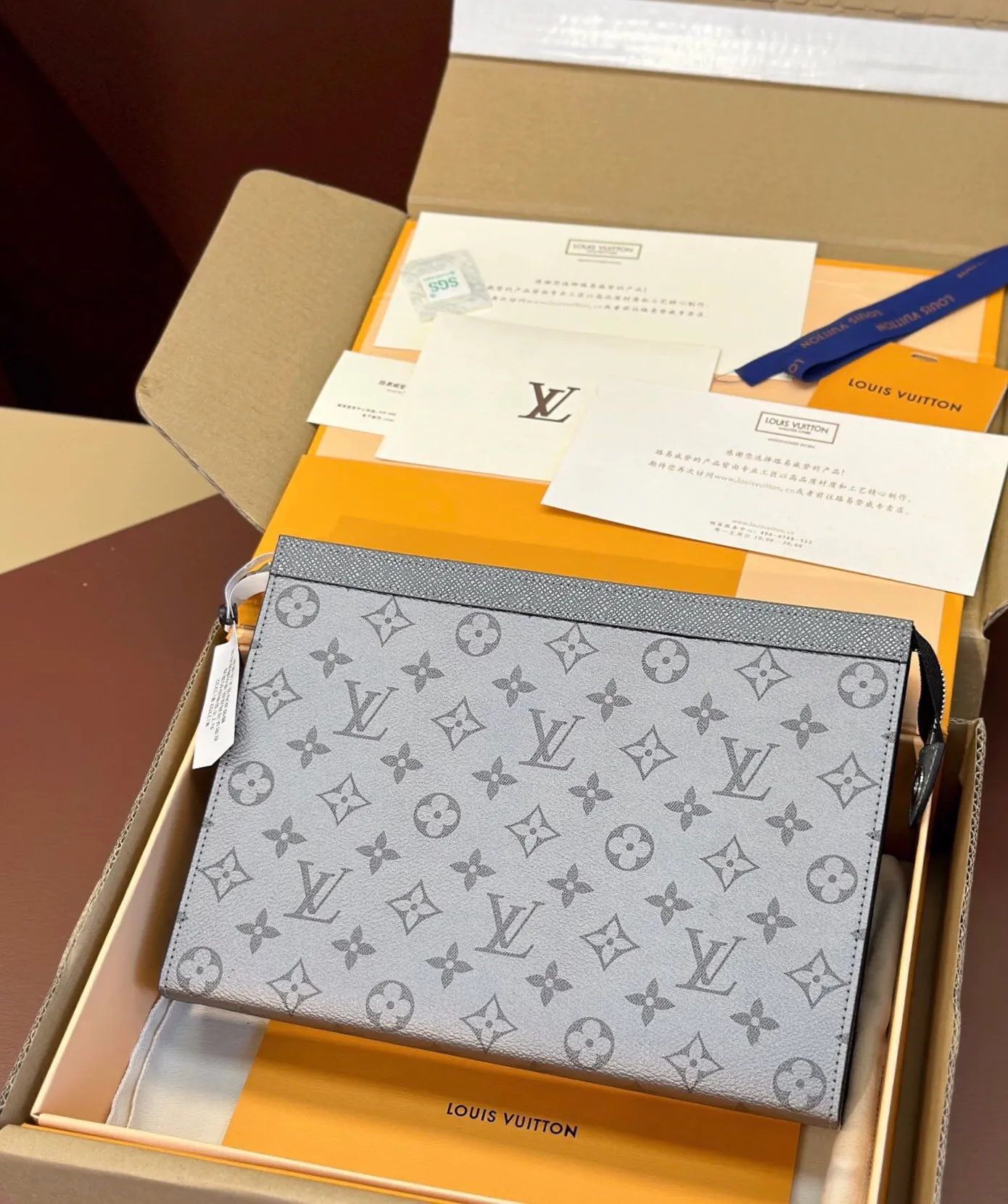 p¥360👉nfc dynamic chip version👈【Top original all-steel hardware】M30840 gray This Pochette Voyage clutch combines the unique texture of Taïga leather and the restrained atmosphere of Monogram canvas, with a zipper to open the card slot and internal patch pocket. Suitable for hand-holding or as a travel organizer inside a large handbag. Dimensions: 27.0 x 21.0 x 6.0 cm (L x H x W) Comes in gift box