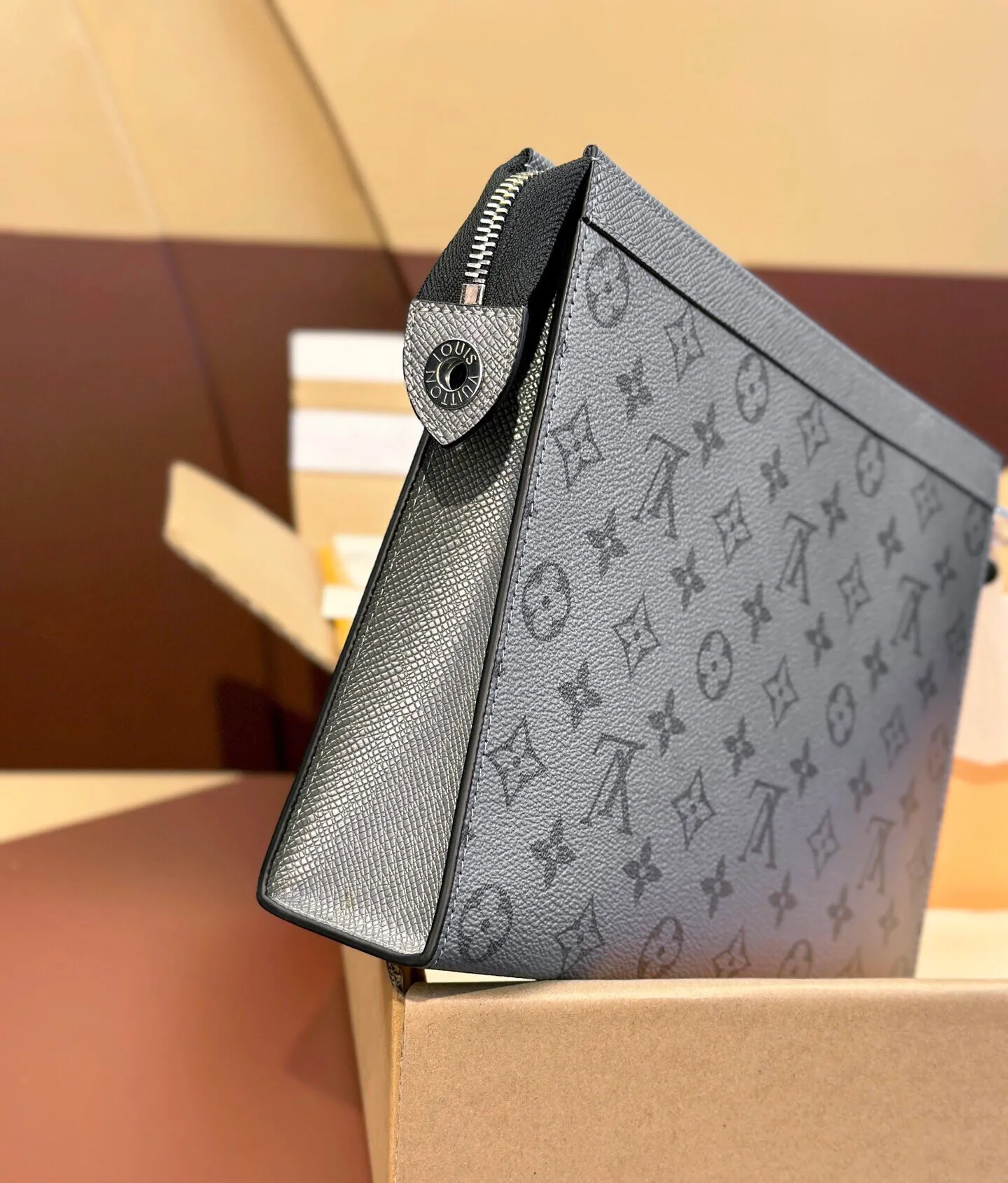 p¥360👉nfc dynamic chip version👈【Top original all-steel hardware】M30840 gray This Pochette Voyage clutch combines the unique texture of Taïga leather and the restrained atmosphere of Monogram canvas, with a zipper to open the card slot and internal patch pocket. Suitable for hand-holding or as a travel organizer inside a large handbag. Dimensions: 27.0 x 21.0 x 6.0 cm (L x H x W) Comes in gift box
