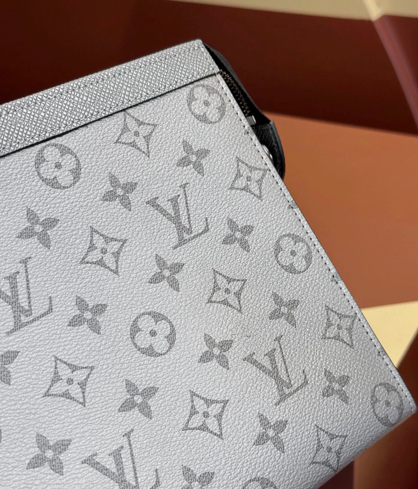 p¥360👉nfc dynamic chip version👈【Top original all-steel hardware】M30840 gray This Pochette Voyage clutch combines the unique texture of Taïga leather and the restrained atmosphere of Monogram canvas, with a zipper to open the card slot and internal patch pocket. Suitable for hand-holding or as a travel organizer inside a large handbag. Dimensions: 27.0 x 21.0 x 6.0 cm (L x H x W) Comes in gift box