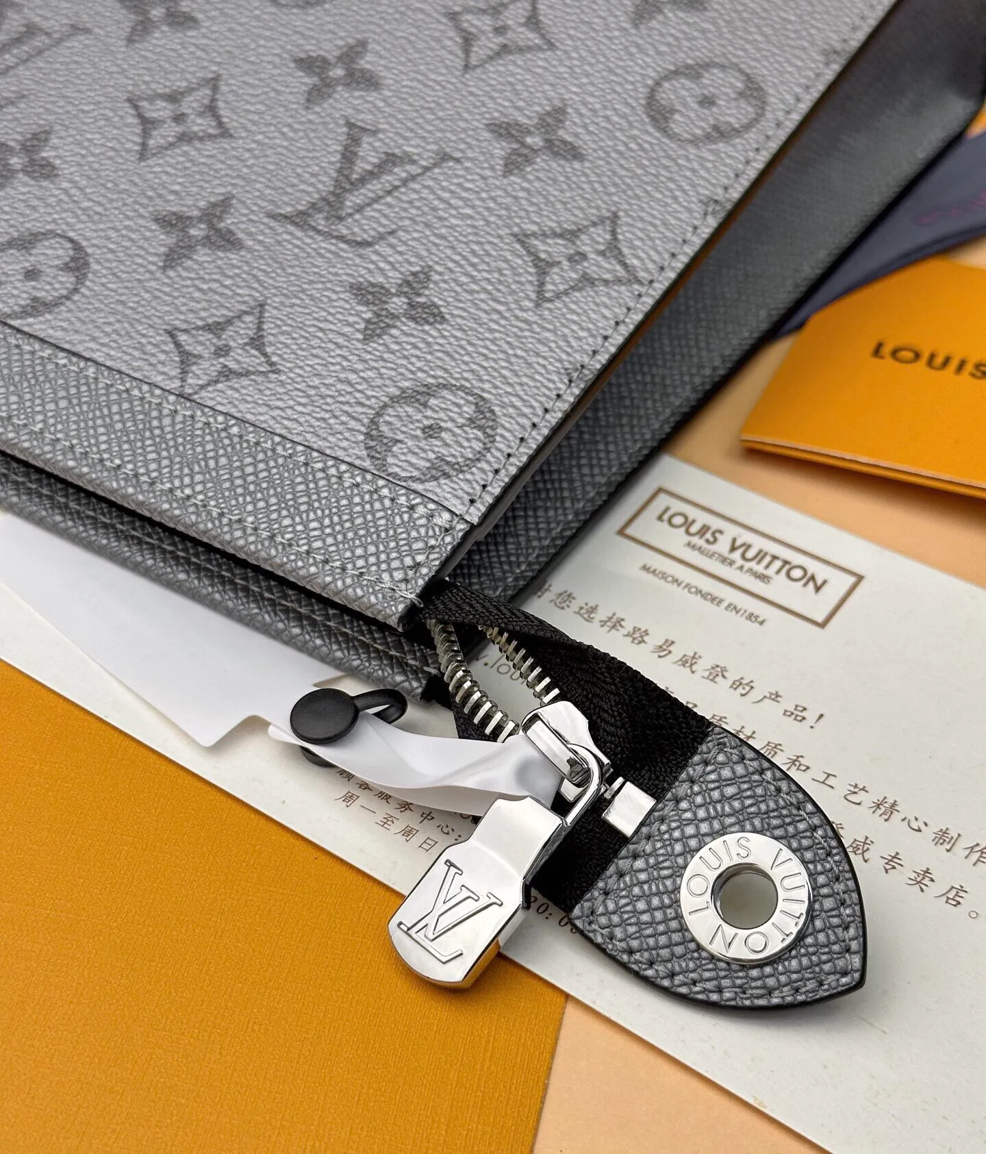 p¥360👉nfc dynamic chip version👈【Top original all-steel hardware】M30840 gray This Pochette Voyage clutch combines the unique texture of Taïga leather and the restrained atmosphere of Monogram canvas, with a zipper to open the card slot and internal patch pocket. Suitable for hand-holding or as a travel organizer inside a large handbag. Dimensions: 27.0 x 21.0 x 6.0 cm (L x H x W) Comes in gift box