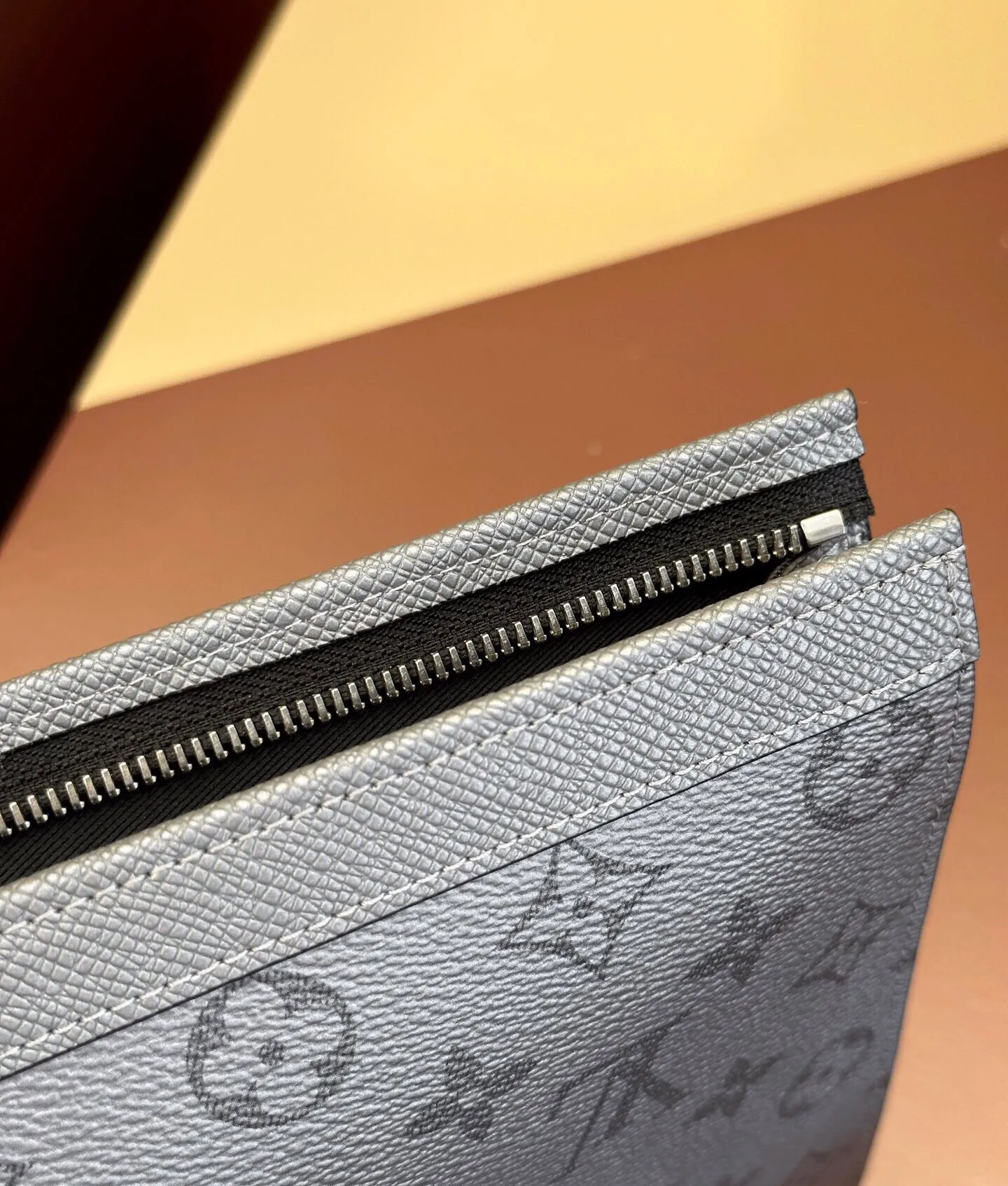 p¥360👉nfc dynamic chip version👈【Top original all-steel hardware】M30840 gray This Pochette Voyage clutch combines the unique texture of Taïga leather and the restrained atmosphere of Monogram canvas, with a zipper to open the card slot and internal patch pocket. Suitable for hand-holding or as a travel organizer inside a large handbag. Dimensions: 27.0 x 21.0 x 6.0 cm (L x H x W) Comes in gift box