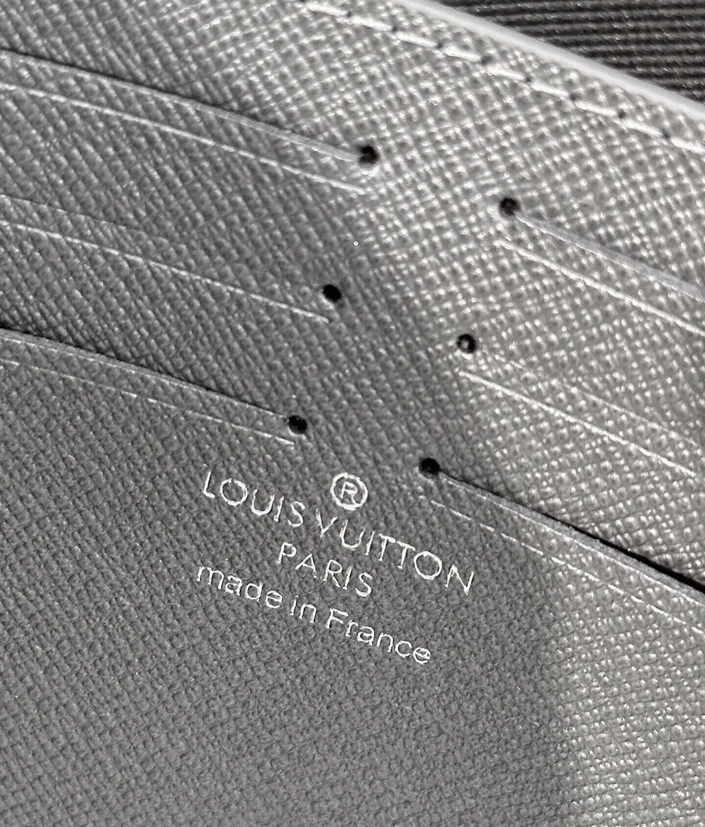 p¥360👉nfc dynamic chip version👈【Top original all-steel hardware】M30840 gray This Pochette Voyage clutch combines the unique texture of Taïga leather and the restrained atmosphere of Monogram canvas, with a zipper to open the card slot and internal patch pocket. Suitable for hand-holding or as a travel organizer inside a large handbag. Dimensions: 27.0 x 21.0 x 6.0 cm (L x H x W) Comes in gift box