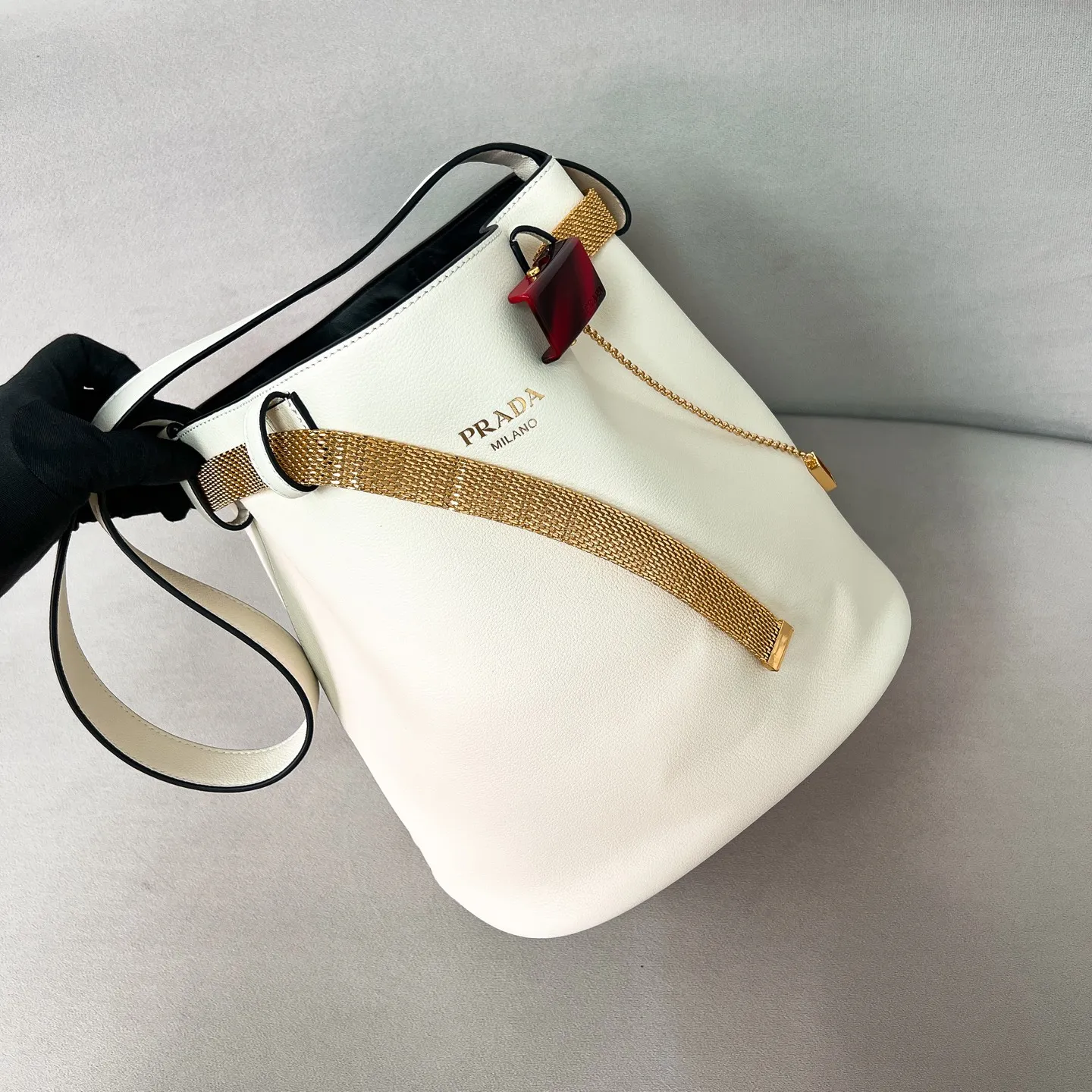 💰1700✨New product launch✨2025 spring and summer new product Buckle bucket bag 1BE085 inherits the classic bucket bag shape. The newly designed leather belt has a unique style that makes the bag infinitely dynamic. It is made of chic and noble calfskin. The bag is decorated with metallic mesh design. It is equipped with tortoise shell panel buckle. Elegant and simple bag body design is decorated with unique hardware decoration, showing a refined and elegant aesthetic style. Equipped with an adjustable hand strap, perfect details comparable to brick cabinets, super awesome 5🌟 size: 29*26.5*18cm white