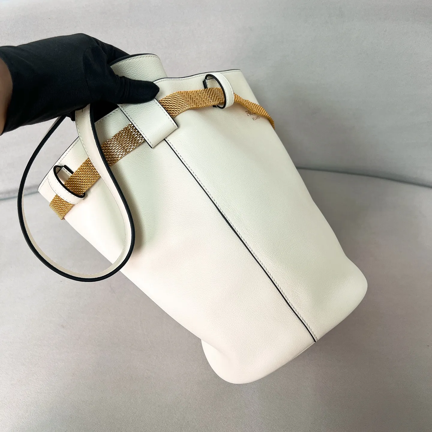 💰1700✨New product launch✨2025 spring and summer new product Buckle bucket bag 1BE085 inherits the classic bucket bag shape. The newly designed leather belt has a unique style that makes the bag infinitely dynamic. It is made of chic and noble calfskin. The bag is decorated with metallic mesh design. It is equipped with tortoise shell panel buckle. Elegant and simple bag body design is decorated with unique hardware decoration, showing a refined and elegant aesthetic style. Equipped with an adjustable hand strap, perfect details comparable to brick cabinets, super awesome 5🌟 size: 29*26.5*18cm white
