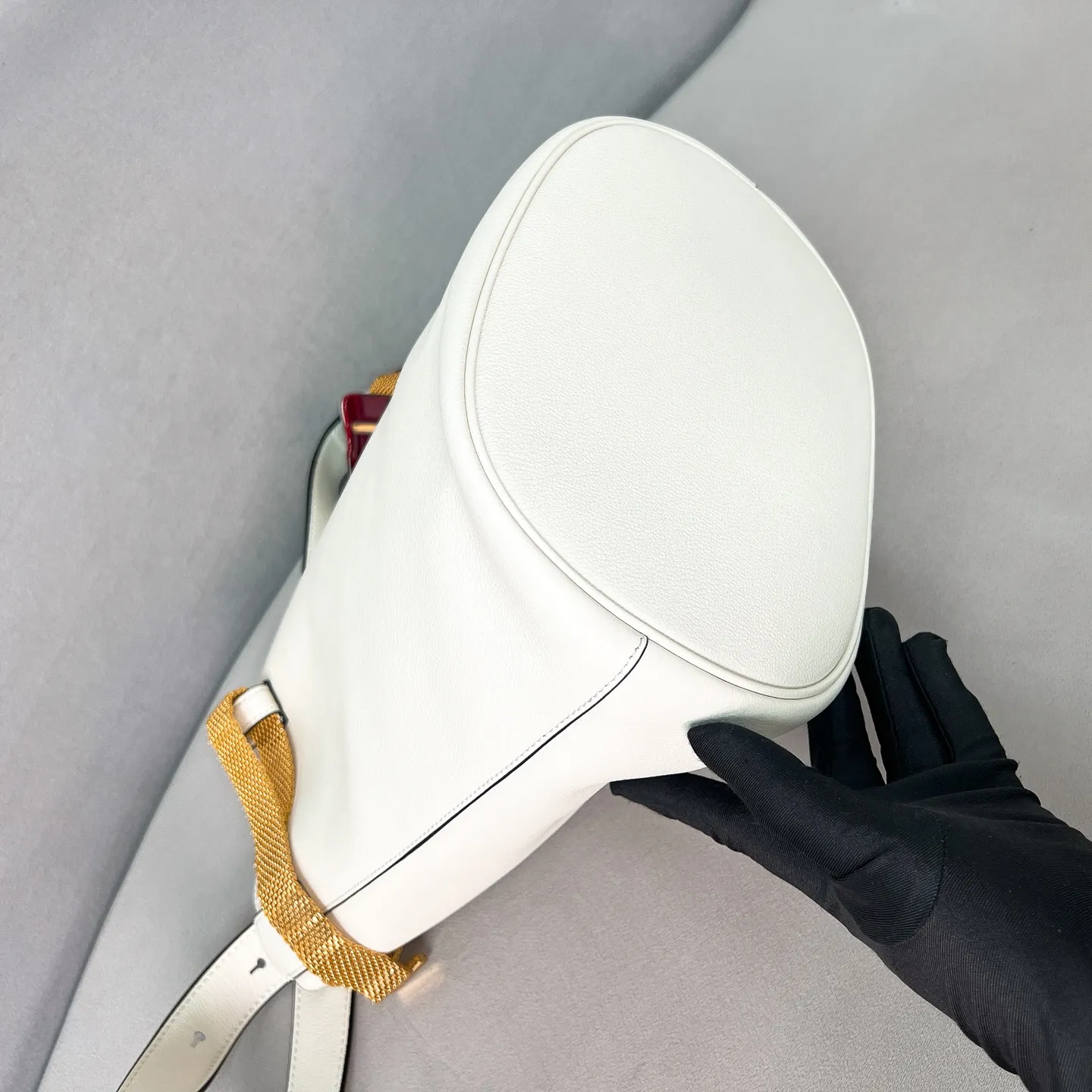 💰1700✨New product launch✨2025 spring and summer new product Buckle bucket bag 1BE085 inherits the classic bucket bag shape. The newly designed leather belt has a unique style that makes the bag infinitely dynamic. It is made of chic and noble calfskin. The bag is decorated with metallic mesh design. It is equipped with tortoise shell panel buckle. Elegant and simple bag body design is decorated with unique hardware decoration, showing a refined and elegant aesthetic style. Equipped with an adjustable hand strap, perfect details comparable to brick cabinets, super awesome 5🌟 size: 29*26.5*18cm white