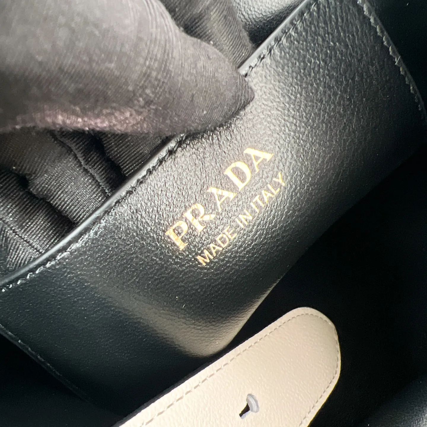 💰1700✨New product launch✨2025 spring and summer new product Buckle bucket bag 1BE085 inherits the classic bucket bag shape. The newly designed leather belt has a unique style that makes the bag infinitely dynamic. It is made of chic and noble calfskin. The bag is decorated with metallic mesh design. It is equipped with tortoise shell panel buckle. Elegant and simple bag body design is decorated with unique hardware decoration, showing a refined and elegant aesthetic style. Equipped with an adjustable hand strap, perfect details comparable to brick cabinets, super awesome 5🌟 size: 29*26.5*18cm white