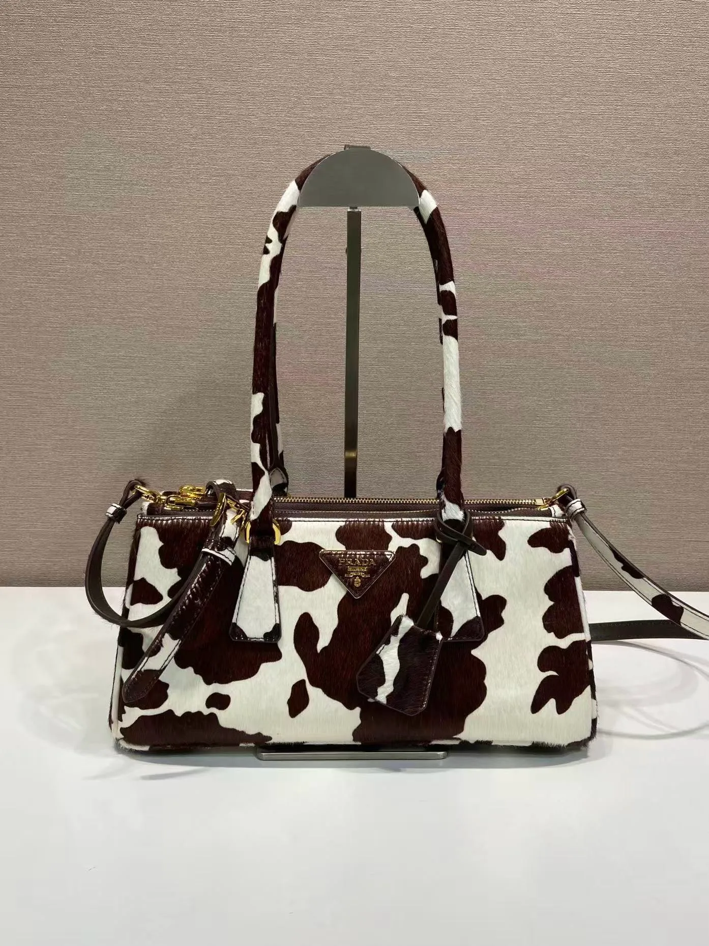 💰1840🎉New product🎉1BA457 horse hair🎉🎉 This Galleria handbag has an elegant and timeless design, reflecting the brand's characteristics in many aspects. Classic silhouettes are reimagined in slim silhouettes and animal-print leather for an avant-garde style. Detachable and adjustable leather shoulder strap and keychain, pocket zipper outer pocket, metal hardware accessories, leather triangular metal letter logo on the front, large capacity, another timeless hot item🎉🎉A must-have for winter, get it now🎉🎉 Length 30x Height 14x Bottom 10.5cm🎉🎉🎉💰💰💰