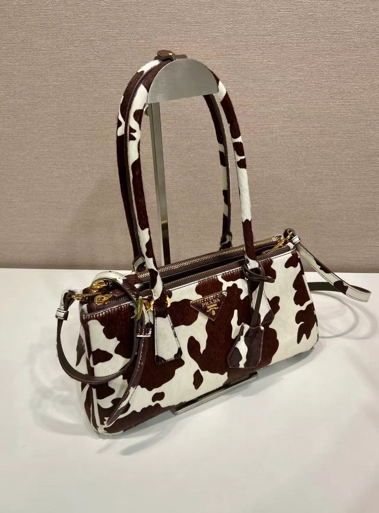 💰1840🎉New product🎉1BA457 horse hair🎉🎉 This Galleria handbag has an elegant and timeless design, reflecting the brand's characteristics in many aspects. Classic silhouettes are reimagined in slim silhouettes and animal-print leather for an avant-garde style. Detachable and adjustable leather shoulder strap and keychain, pocket zipper outer pocket, metal hardware accessories, leather triangular metal letter logo on the front, large capacity, another timeless hot item🎉🎉A must-have for winter, get it now🎉🎉 Length 30x Height 14x Bottom 10.5cm🎉🎉🎉💰💰💰