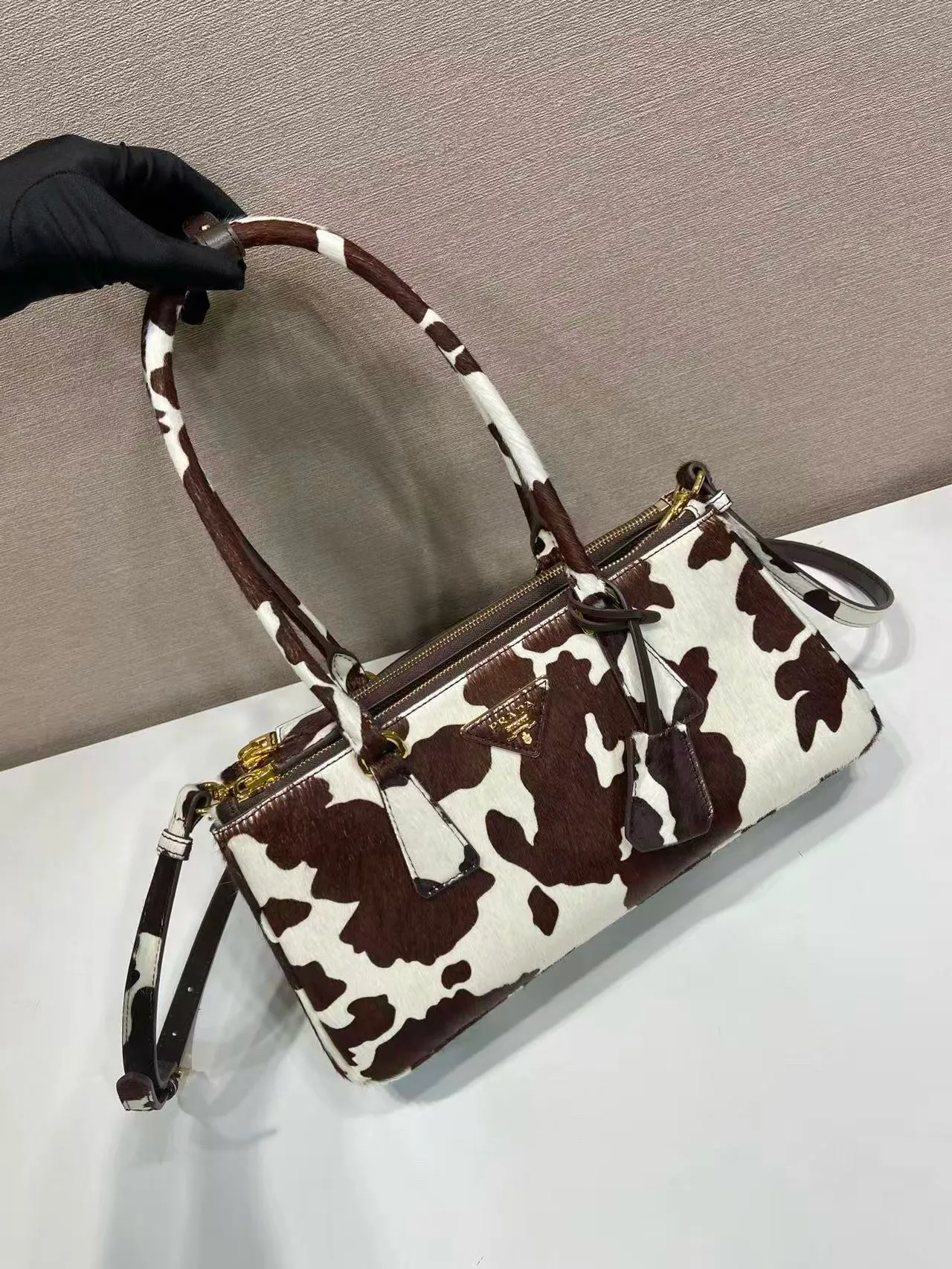 💰1840🎉New product🎉1BA457 horse hair🎉🎉 This Galleria handbag has an elegant and timeless design, reflecting the brand's characteristics in many aspects. Classic silhouettes are reimagined in slim silhouettes and animal-print leather for an avant-garde style. Detachable and adjustable leather shoulder strap and keychain, pocket zipper outer pocket, metal hardware accessories, leather triangular metal letter logo on the front, large capacity, another timeless hot item🎉🎉A must-have for winter, get it now🎉🎉 Length 30x Height 14x Bottom 10.5cm🎉🎉🎉💰💰💰