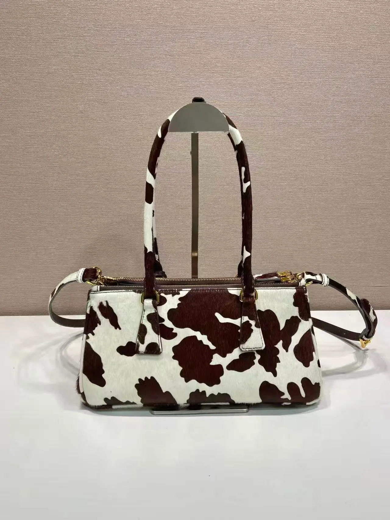 💰1840🎉New product🎉1BA457 horse hair🎉🎉 This Galleria handbag has an elegant and timeless design, reflecting the brand's characteristics in many aspects. Classic silhouettes are reimagined in slim silhouettes and animal-print leather for an avant-garde style. Detachable and adjustable leather shoulder strap and keychain, pocket zipper outer pocket, metal hardware accessories, leather triangular metal letter logo on the front, large capacity, another timeless hot item🎉🎉A must-have for winter, get it now🎉🎉 Length 30x Height 14x Bottom 10.5cm🎉🎉🎉💰💰💰