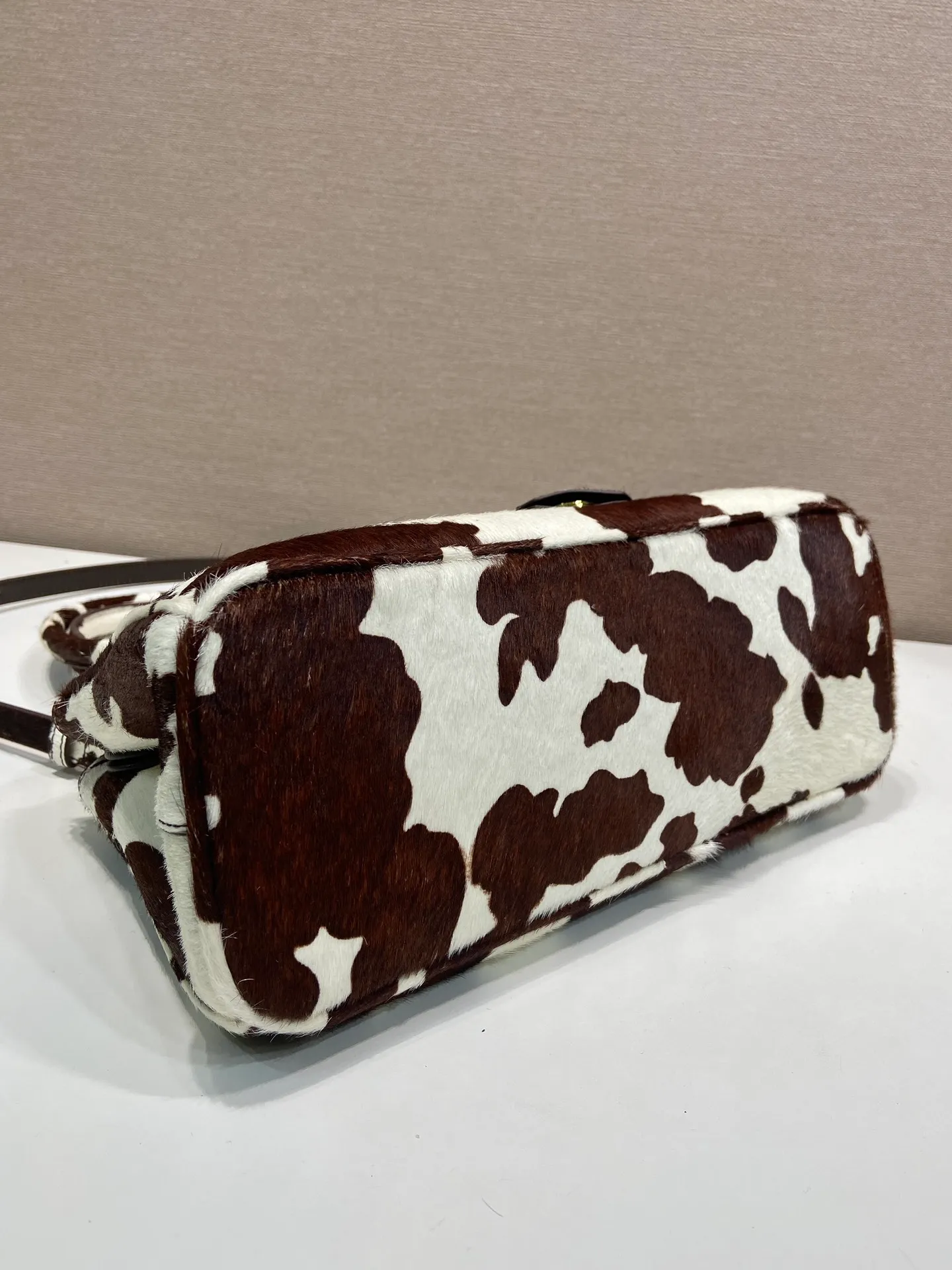 💰1840🎉New product🎉1BA457 horse hair🎉🎉 This Galleria handbag has an elegant and timeless design, reflecting the brand's characteristics in many aspects. Classic silhouettes are reimagined in slim silhouettes and animal-print leather for an avant-garde style. Detachable and adjustable leather shoulder strap and keychain, pocket zipper outer pocket, metal hardware accessories, leather triangular metal letter logo on the front, large capacity, another timeless hot item🎉🎉A must-have for winter, get it now🎉🎉 Length 30x Height 14x Bottom 10.5cm🎉🎉🎉💰💰💰
