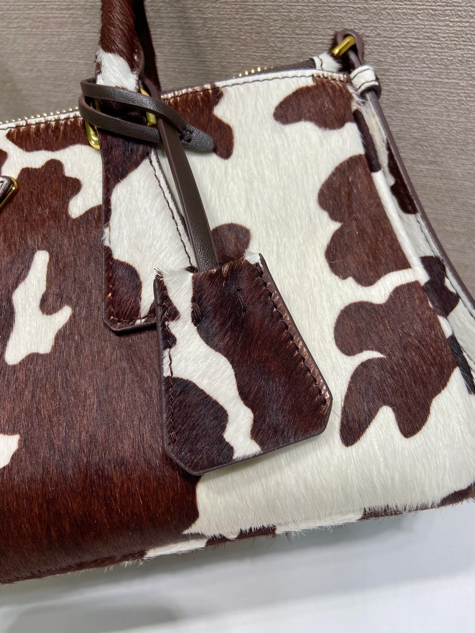 💰1840🎉New product🎉1BA457 horse hair🎉🎉 This Galleria handbag has an elegant and timeless design, reflecting the brand's characteristics in many aspects. Classic silhouettes are reimagined in slim silhouettes and animal-print leather for an avant-garde style. Detachable and adjustable leather shoulder strap and keychain, pocket zipper outer pocket, metal hardware accessories, leather triangular metal letter logo on the front, large capacity, another timeless hot item🎉🎉A must-have for winter, get it now🎉🎉 Length 30x Height 14x Bottom 10.5cm🎉🎉🎉💰💰💰