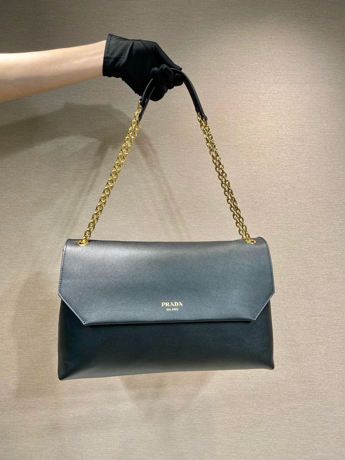 💰2000🎉New product🎉1BD368 women's model🎉🎉 This new women's bag is made of imported calfskin with imported lambskin inside. With a flip-top design, the iron strap can be lengthened or shortened, and can be carried on the shoulder or across the body. It can be exchanged on different occasions, the space is large, and the upper body effect is very beautiful👍👍Hurry up and get it, it is worth owning. 👏👏 Length 38x Height 23x Bottom 12cm👏👏👏🎉🎉🎉