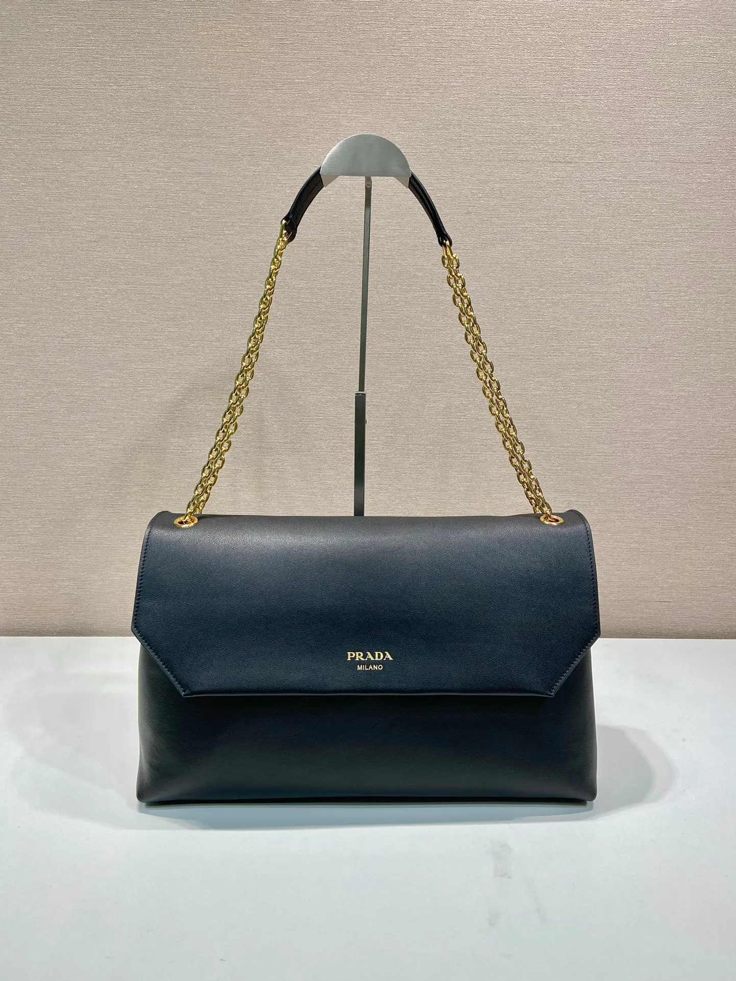 💰2000🎉New product🎉1BD368 women's model🎉🎉 This new women's bag is made of imported calfskin with imported lambskin inside. With a flip-top design, the iron strap can be lengthened or shortened, and can be carried on the shoulder or across the body. It can be exchanged on different occasions, the space is large, and the upper body effect is very beautiful👍👍Hurry up and get it, it is worth owning. 👏👏 Length 38x Height 23x Bottom 12cm👏👏👏🎉🎉🎉